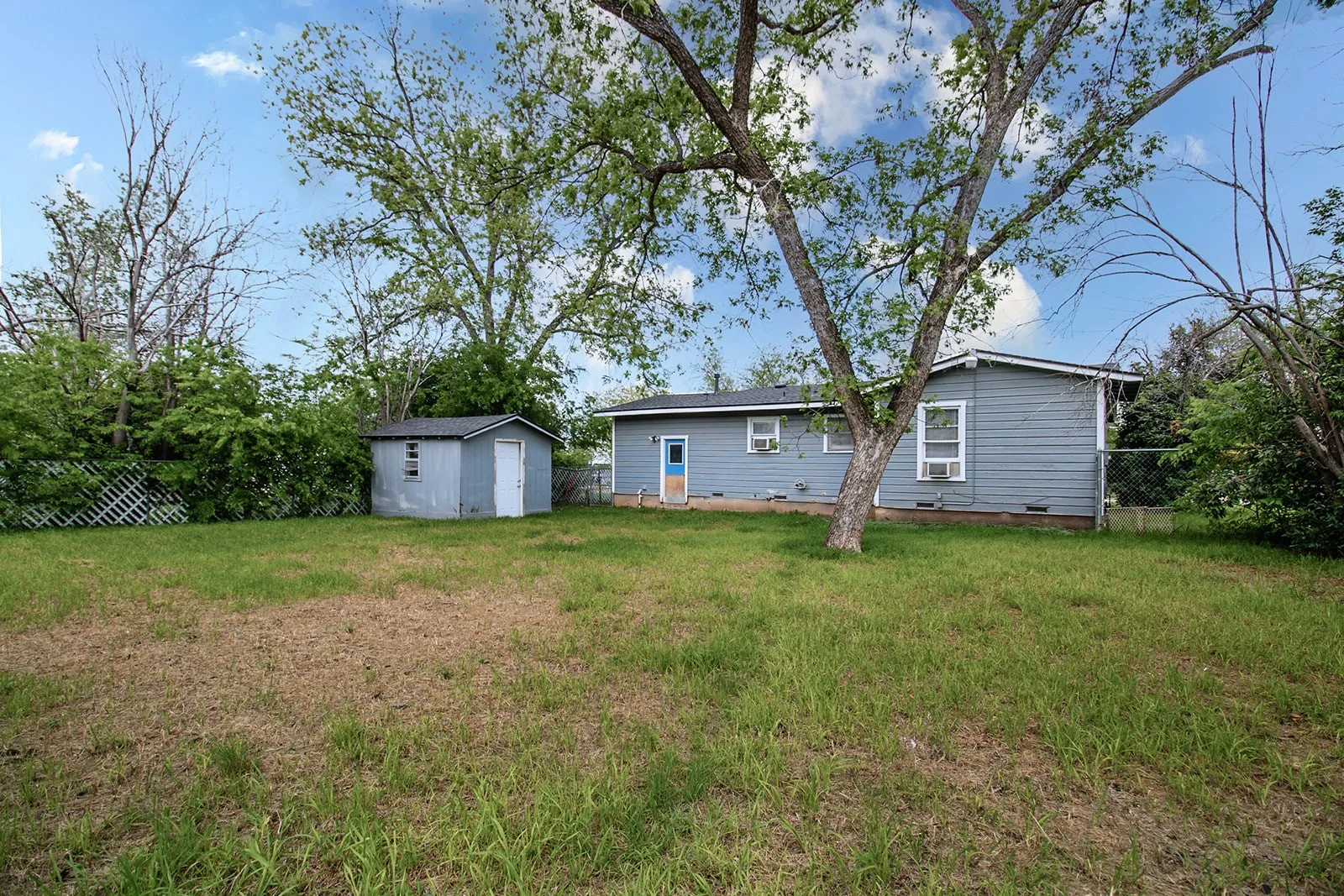 Single Family Residence For Sale in Mc Culloch County , 1928 S Walnut Street, Brady, Texas 76825, 3 Bedroom, 1 Bathroom, Garage spaces, 1,414 Sqft, built in 1950, Price $104,900, mls#21246616, Real Estate Agent in Brady, Homes For Sale in Mc Culloch county, Homes For Sale in Brady, Realtor in Brady Texas, Real Estate Brokerage Independent Realty Texas, Luminita Cordes Realtor