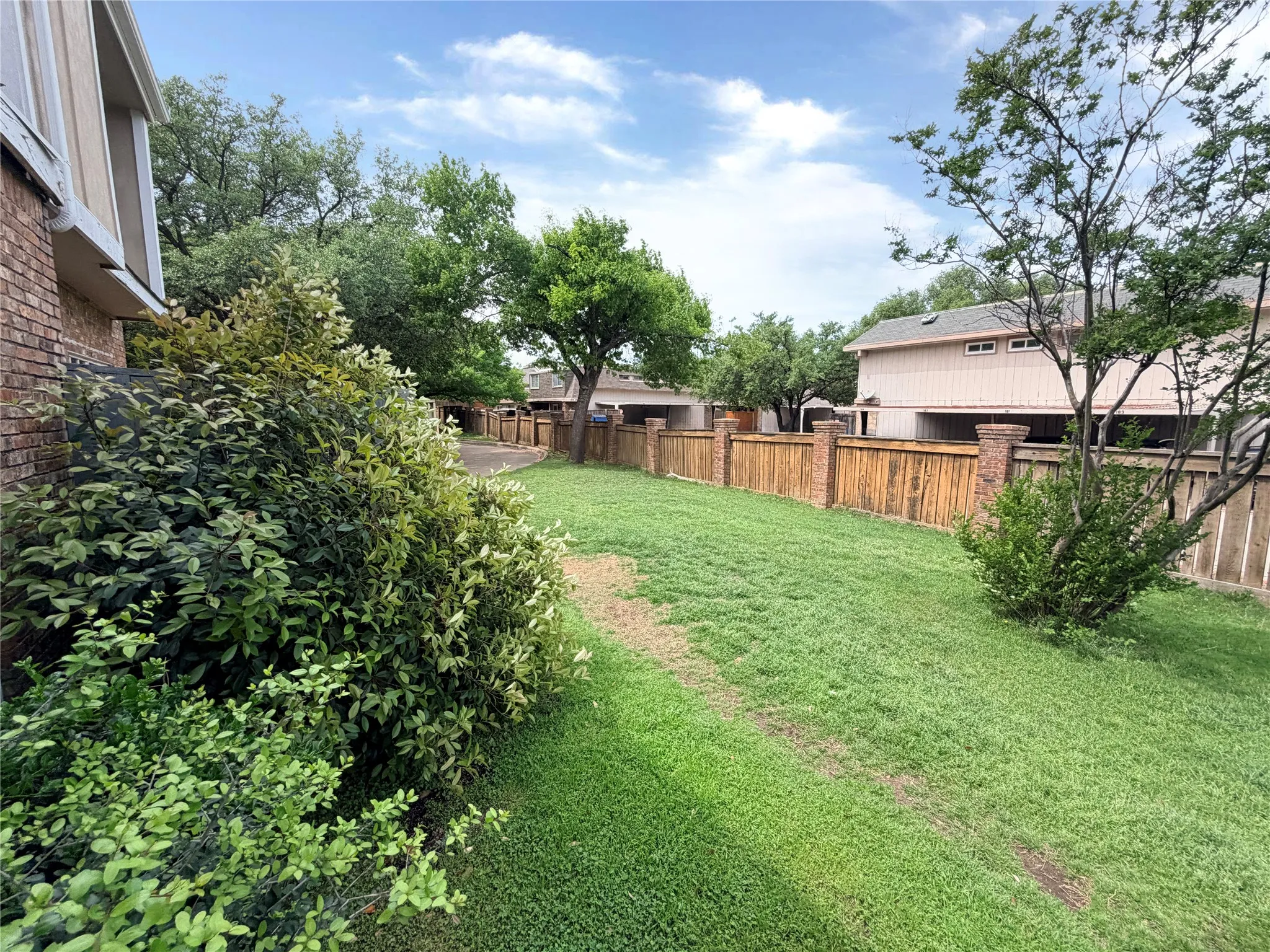 Townhouse For Sale in Dallas County , 2409 Northlake Court, Irving, Texas 75038, 2 Bedroom, 2 Bathroom, Garage spaces, 1,029 Sqft, built in 1983, Preowned, mls#21248431, Real Estate Agent in Irving, Homes For Sale in Dallas county, Homes For Sale in Irving, Realtor in Irving Texas, Real Estate Brokerage Independent Realty Texas, Luminita Cordes Realtor