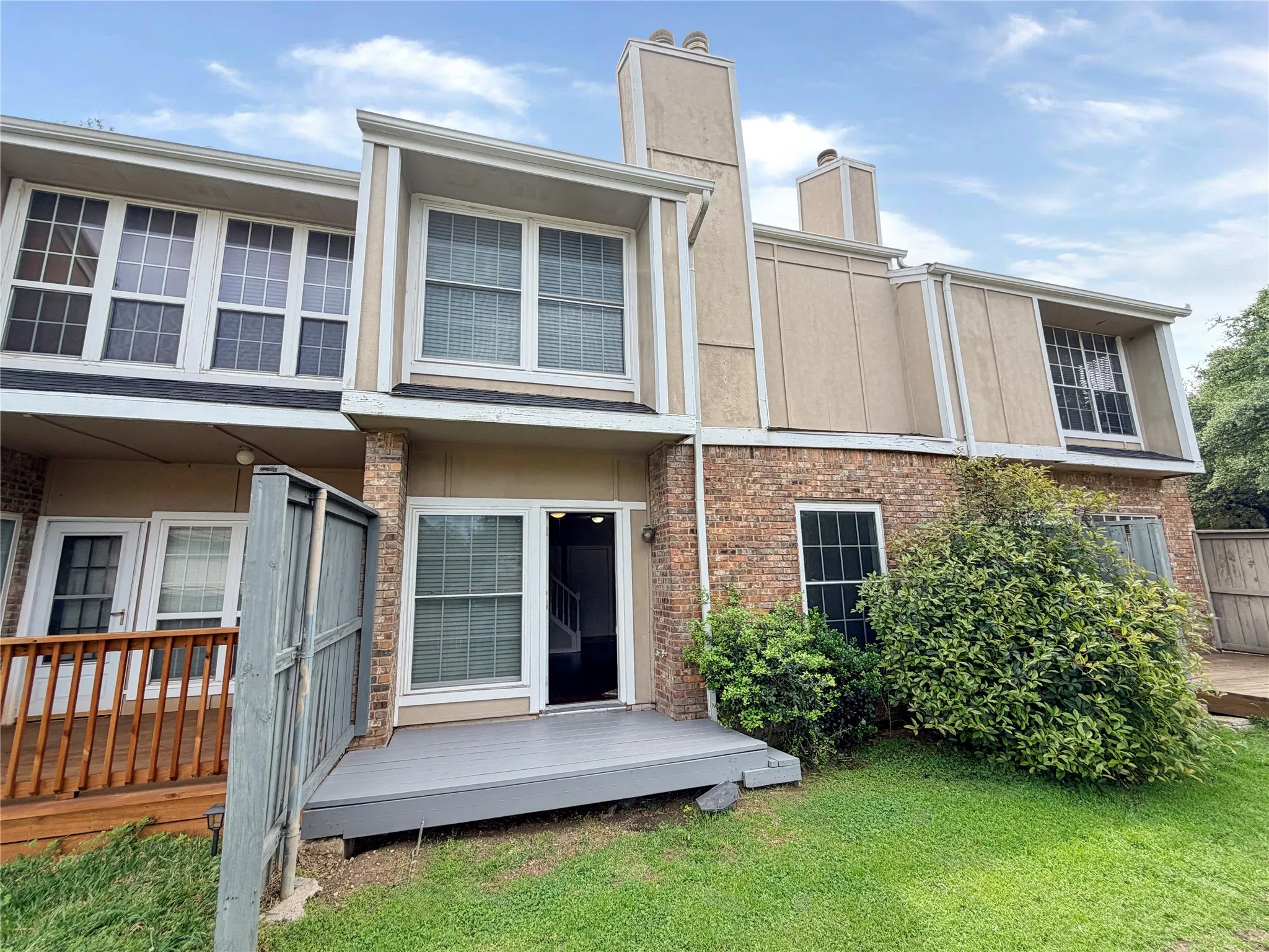 Townhouse For Sale in Dallas County , 2409 Northlake Court, Irving, Texas 75038, 2 Bedroom, 2 Bathroom, Garage spaces, 1,029 Sqft, built in 1983, Preowned, mls#21248431, Real Estate Agent in Irving, Homes For Sale in Dallas county, Homes For Sale in Irving, Realtor in Irving Texas, Real Estate Brokerage Independent Realty Texas, Luminita Cordes Realtor