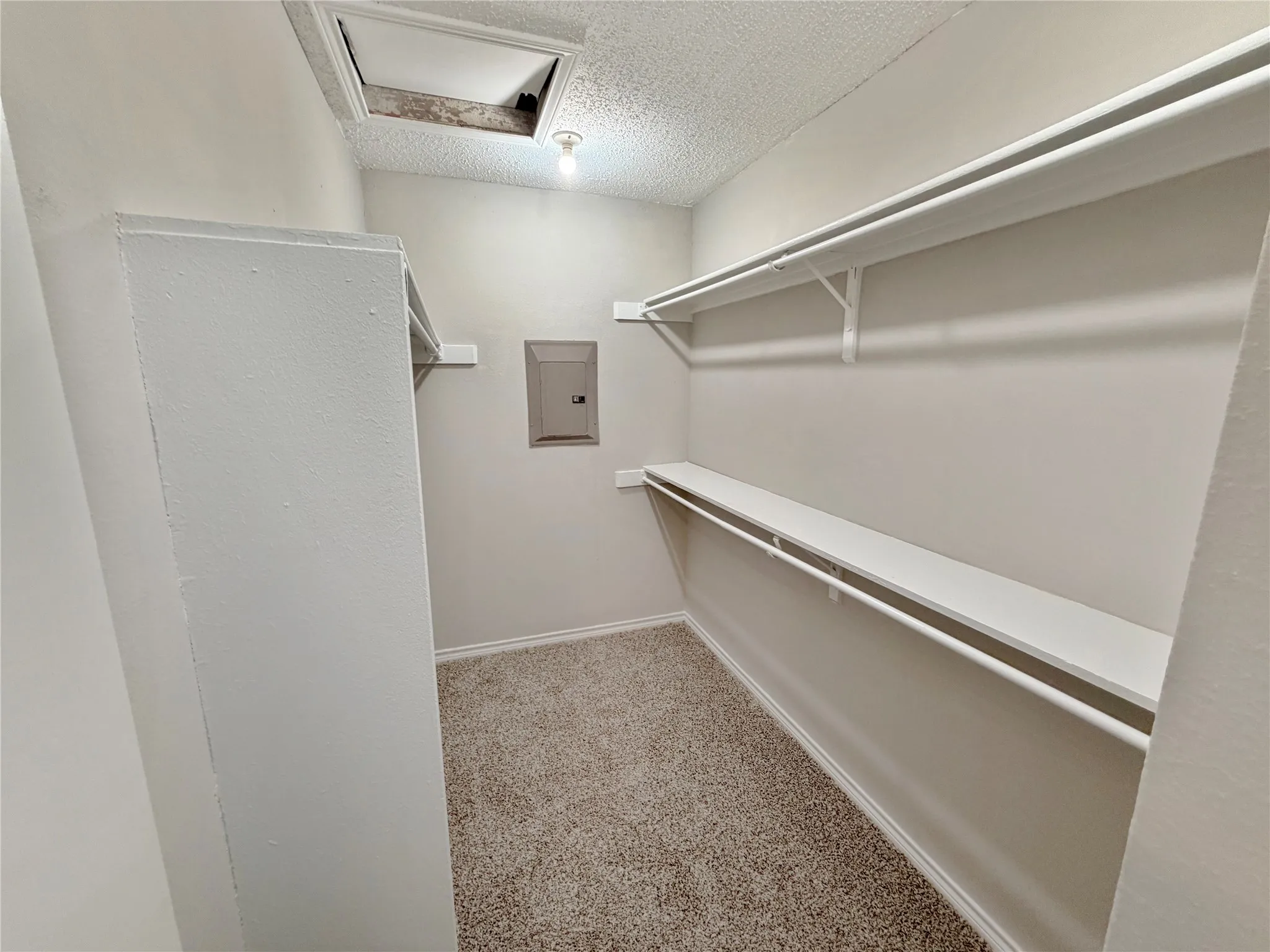 Townhouse For Sale in Dallas County , 2409 Northlake Court, Irving, Texas 75038, 2 Bedroom, 2 Bathroom, Garage spaces, 1,029 Sqft, built in 1983, Preowned, mls#21248431, Real Estate Agent in Irving, Homes For Sale in Dallas county, Homes For Sale in Irving, Realtor in Irving Texas, Real Estate Brokerage Independent Realty Texas, Luminita Cordes Realtor