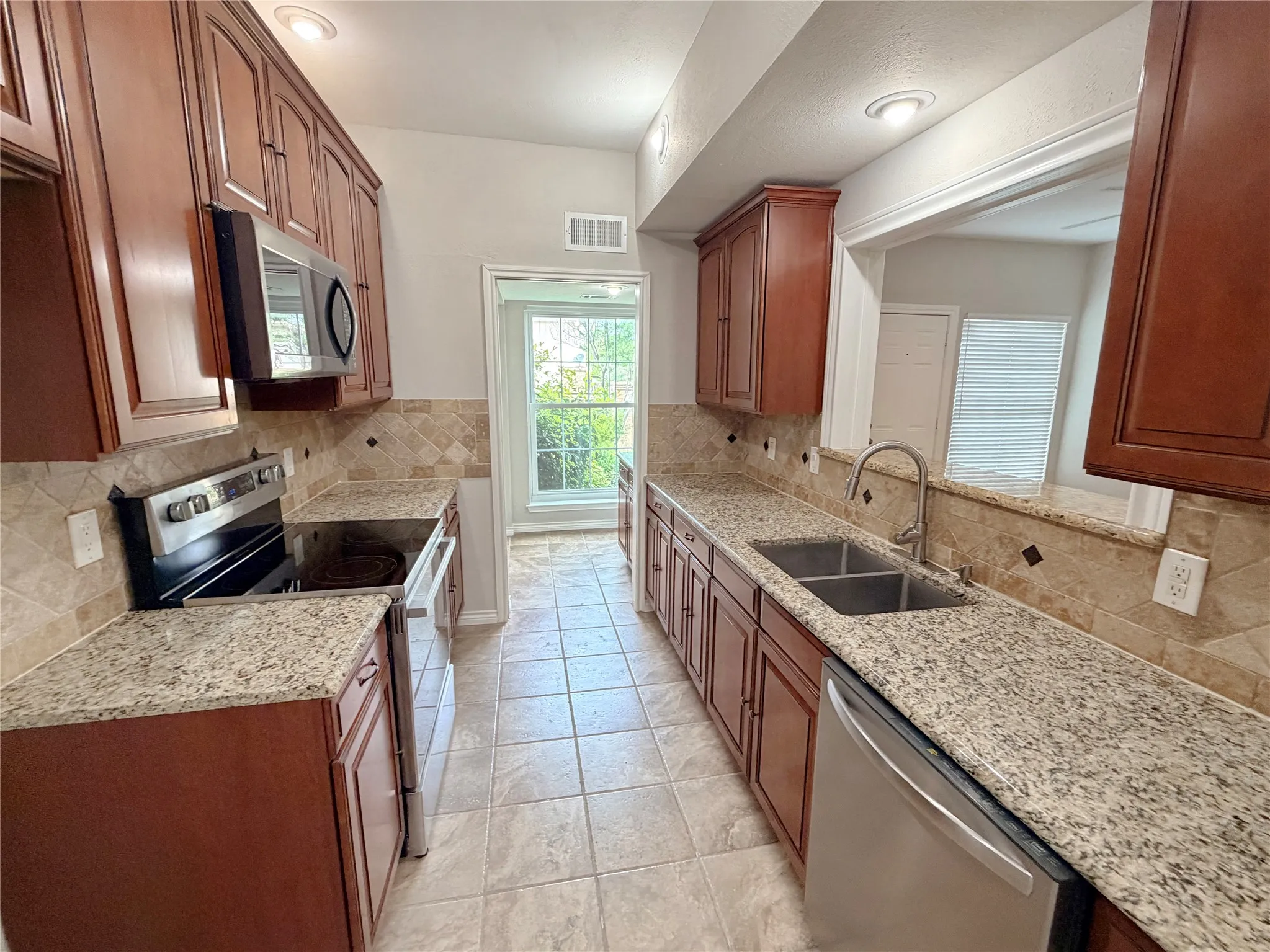 Townhouse For Sale in Dallas County , 2409 Northlake Court, Irving, Texas 75038, 2 Bedroom, 2 Bathroom, Garage spaces, 1,029 Sqft, built in 1983, Preowned, mls#21248431, Real Estate Agent in Irving, Homes For Sale in Dallas county, Homes For Sale in Irving, Realtor in Irving Texas, Real Estate Brokerage Independent Realty Texas, Luminita Cordes Realtor