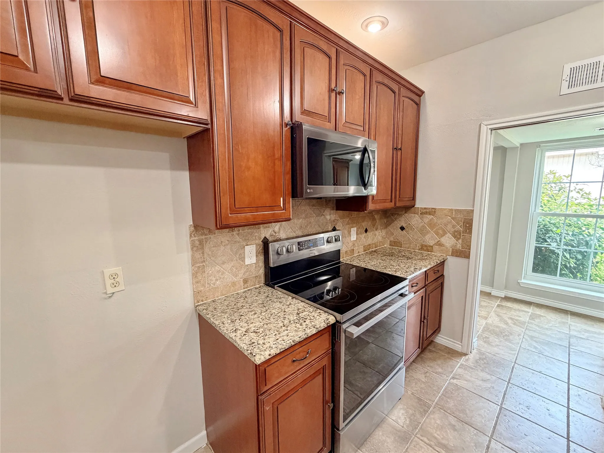 Townhouse For Sale in Dallas County , 2409 Northlake Court, Irving, Texas 75038, 2 Bedroom, 2 Bathroom, Garage spaces, 1,029 Sqft, built in 1983, Preowned, mls#21248431, Real Estate Agent in Irving, Homes For Sale in Dallas county, Homes For Sale in Irving, Realtor in Irving Texas, Real Estate Brokerage Independent Realty Texas, Luminita Cordes Realtor