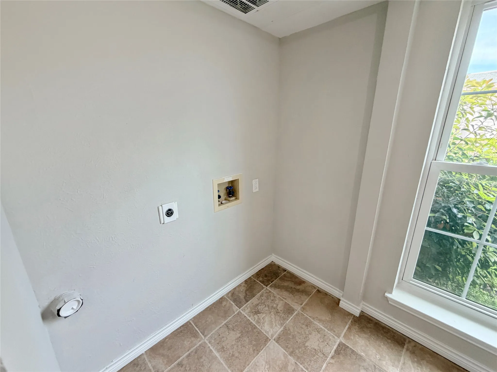 Townhouse For Sale in Dallas County , 2409 Northlake Court, Irving, Texas 75038, 2 Bedroom, 2 Bathroom, Garage spaces, 1,029 Sqft, built in 1983, Preowned, mls#21248431, Real Estate Agent in Irving, Homes For Sale in Dallas county, Homes For Sale in Irving, Realtor in Irving Texas, Real Estate Brokerage Independent Realty Texas, Luminita Cordes Realtor