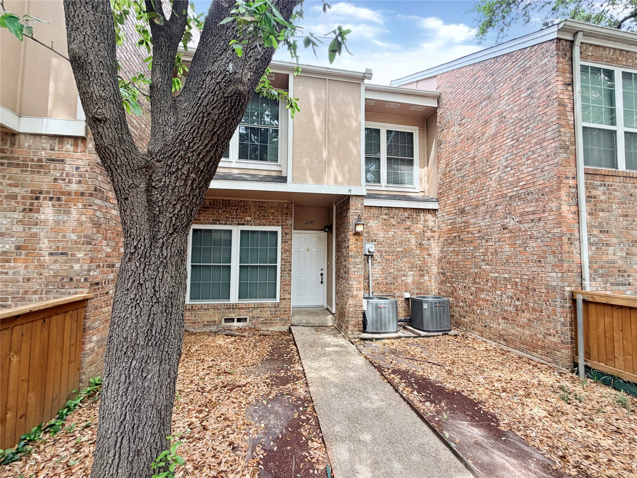 Townhouse For Sale in Dallas County , 2409 Northlake Court, Irving, Texas 75038, 2 Bedroom, 2 Bathroom, Garage spaces, 1,029 Sqft, built in 1983, Preowned, mls#21248431, Real Estate Agent in Irving, Homes For Sale in Dallas county, Homes For Sale in Irving, Realtor in Irving Texas, Real Estate Brokerage Independent Realty Texas, Luminita Cordes Realtor
