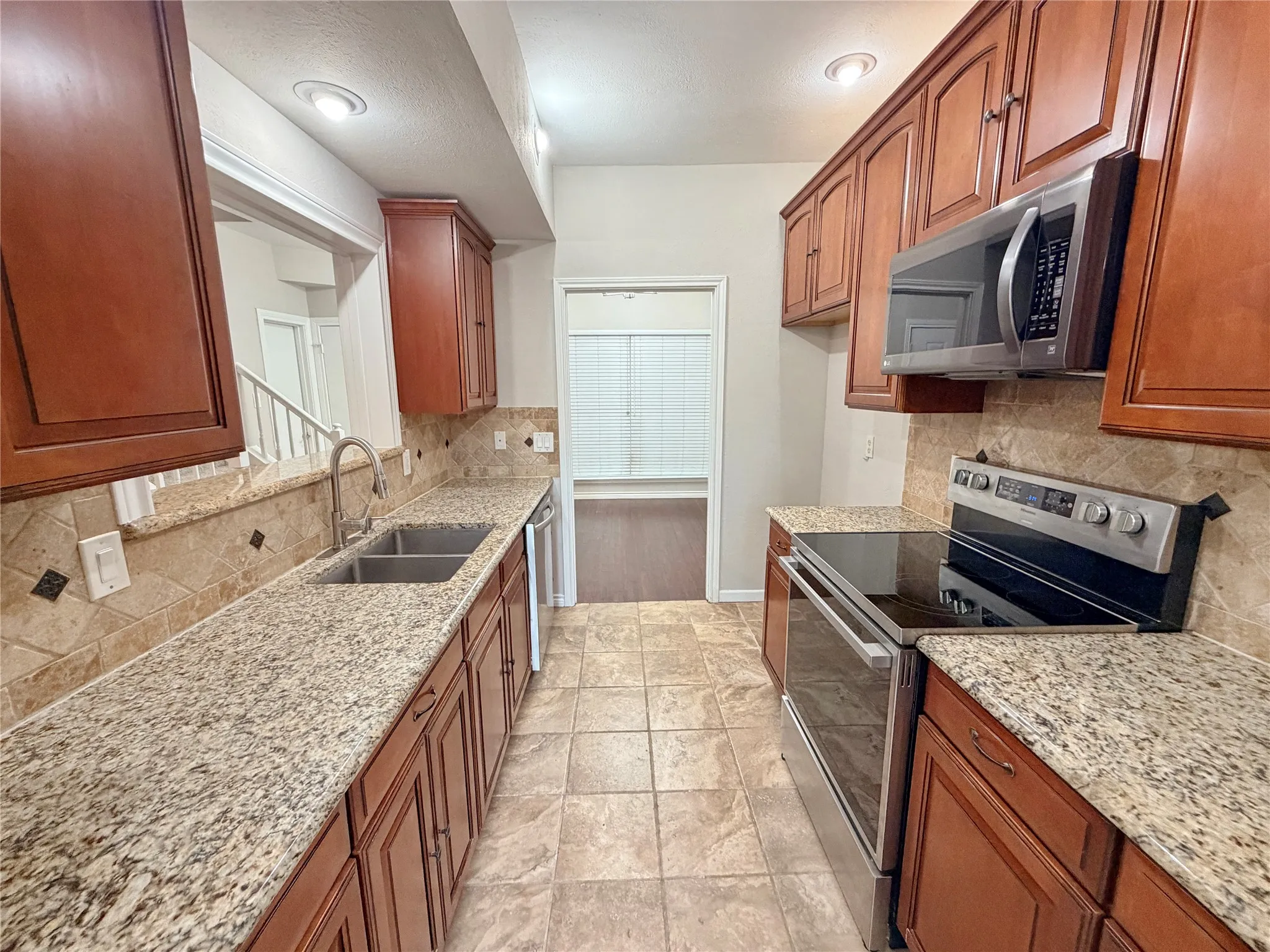 Townhouse For Sale in Dallas County , 2409 Northlake Court, Irving, Texas 75038, 2 Bedroom, 2 Bathroom, Garage spaces, 1,029 Sqft, built in 1983, Preowned, mls#21248431, Real Estate Agent in Irving, Homes For Sale in Dallas county, Homes For Sale in Irving, Realtor in Irving Texas, Real Estate Brokerage Independent Realty Texas, Luminita Cordes Realtor