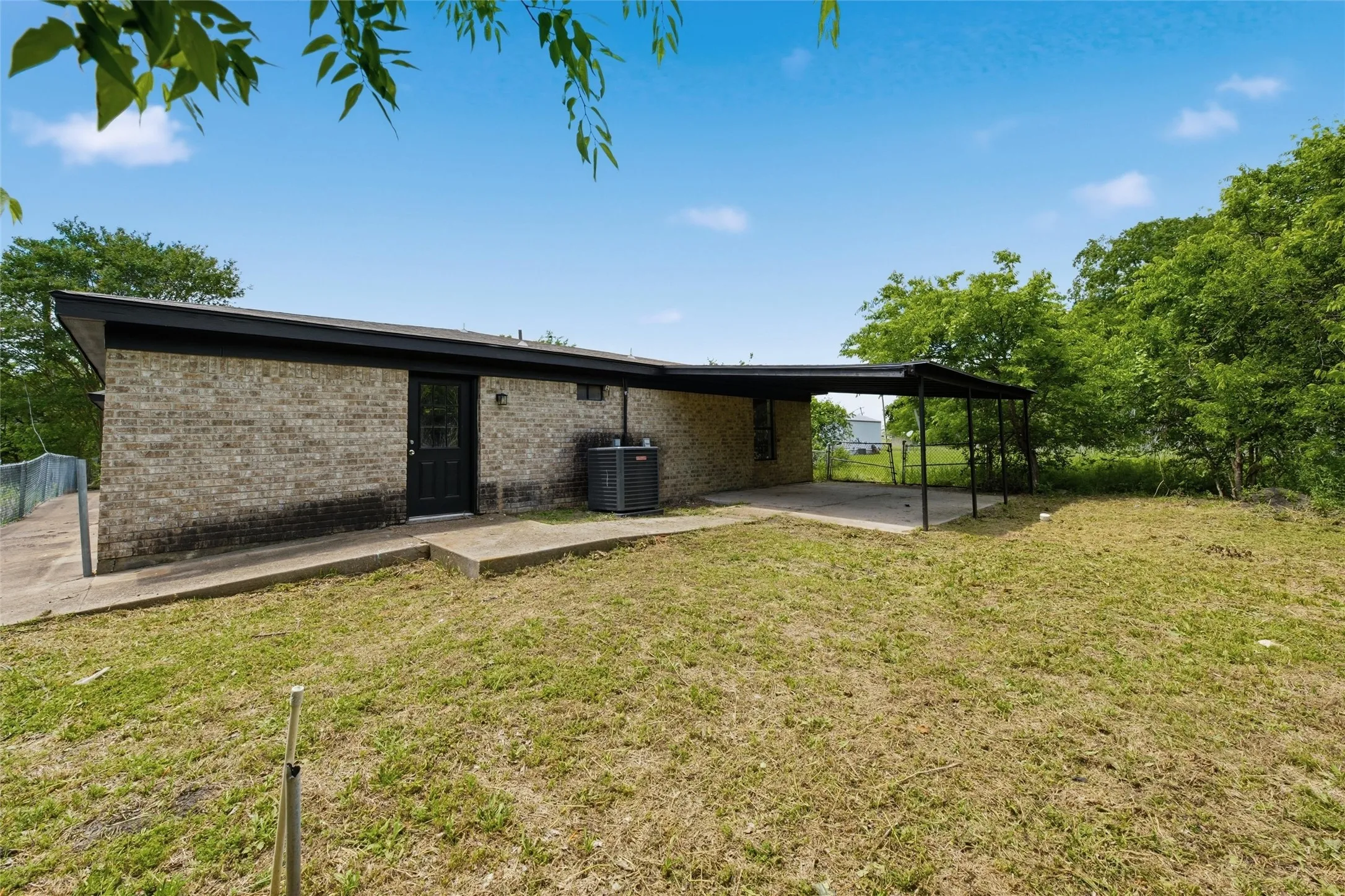 Single Family Residence For Sale in Mc Lennan County , 316 N Elm Street, Mart, Texas 76664, 4 Bedroom, 2 Bathroom, Garage spaces, 2,121 Sqft, built in 1990, mls#21248482, Real Estate Agent in Mart, Homes For Sale in Mc Lennan county, Homes For Sale in Mart, Realtor in Mart Texas, Real Estate Brokerage Independent Realty Texas, Luminita Cordes Realtor