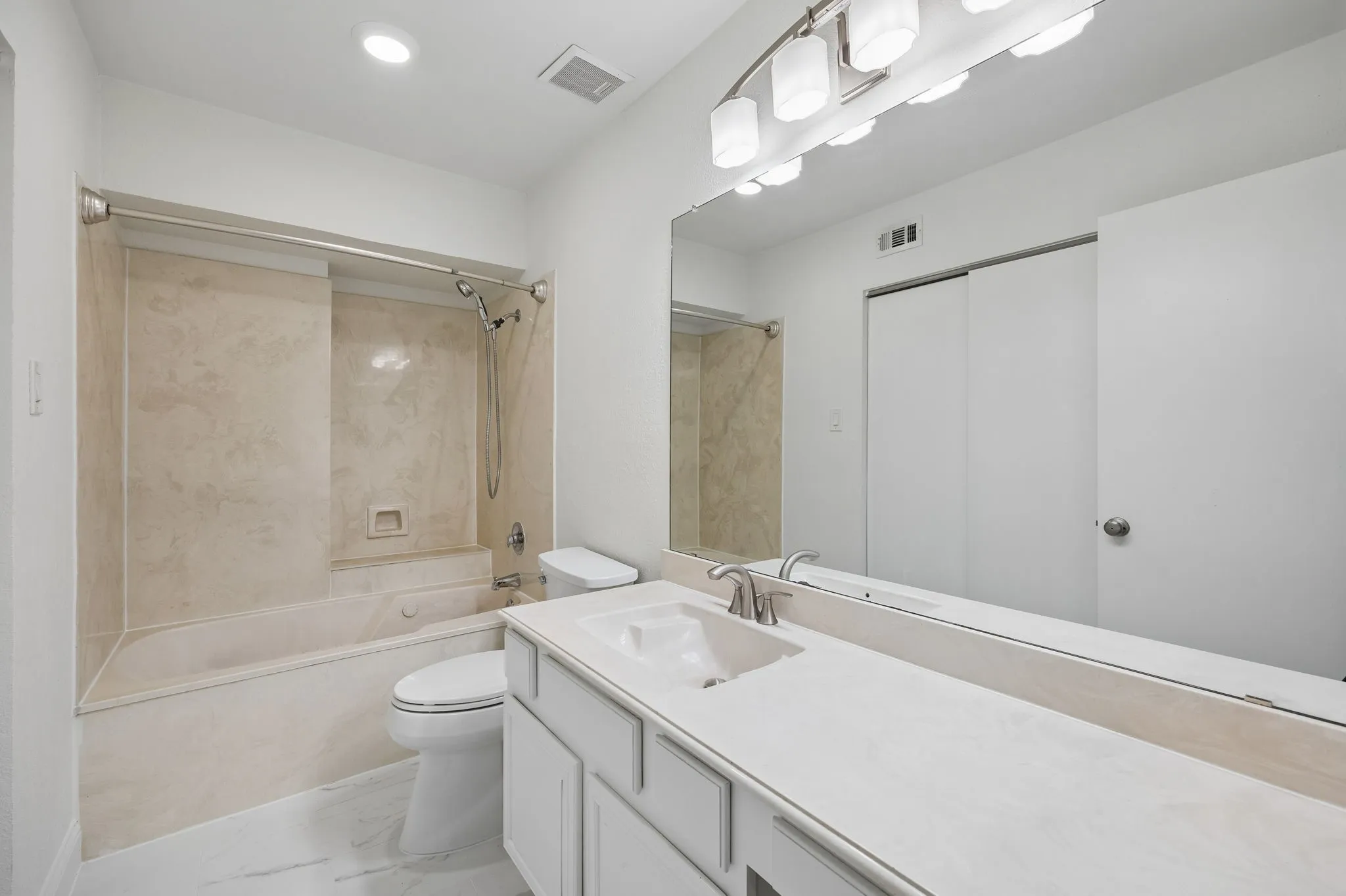 Condominium For Sale in Collin County , 18040 Midway Road 218, Dallas, Texas 75287, 2 Bedroom, 2 Bathroom, 1 Garage spaces, 1,442 Sqft, built in 1984, Preowned, mls#21246731, Real Estate Agent in Dallas, Homes For Sale in Collin county, Homes For Sale in Dallas, Realtor in Dallas Texas, Real Estate Brokerage Independent Realty Texas, Luminita Cordes Realtor