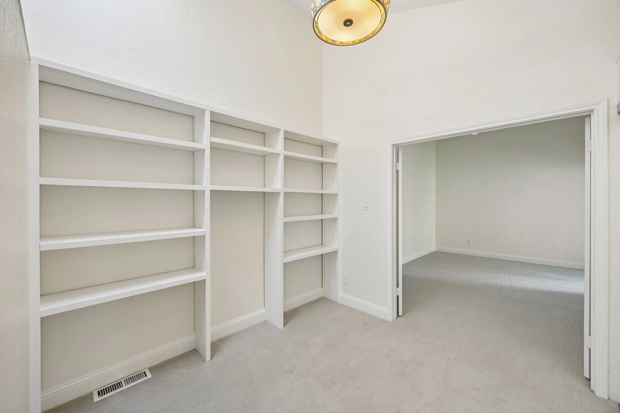 Condominium For Sale in Collin County , 18040 Midway Road 218, Dallas, Texas 75287, 2 Bedroom, 2 Bathroom, 1 Garage spaces, 1,442 Sqft, built in 1984, Preowned, mls#21246731, Real Estate Agent in Dallas, Homes For Sale in Collin county, Homes For Sale in Dallas, Realtor in Dallas Texas, Real Estate Brokerage Independent Realty Texas, Luminita Cordes Realtor