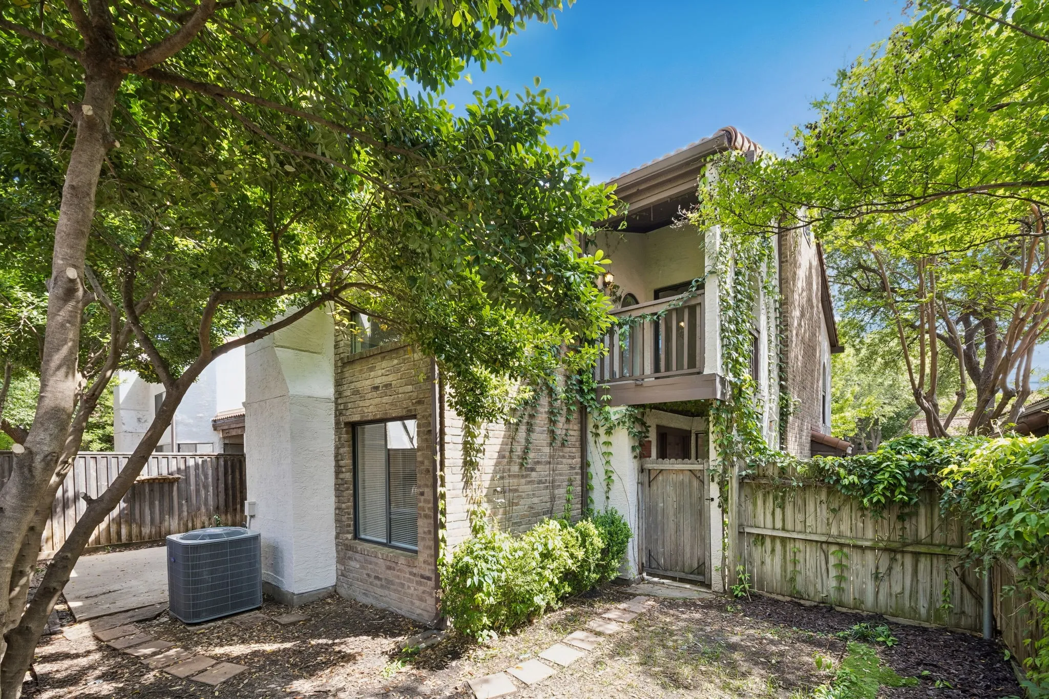 Condominium For Sale in Collin County , 18040 Midway Road 218, Dallas, Texas 75287, 2 Bedroom, 2 Bathroom, 1 Garage spaces, 1,442 Sqft, built in 1984, Preowned, mls#21246731, Real Estate Agent in Dallas, Homes For Sale in Collin county, Homes For Sale in Dallas, Realtor in Dallas Texas, Real Estate Brokerage Independent Realty Texas, Luminita Cordes Realtor