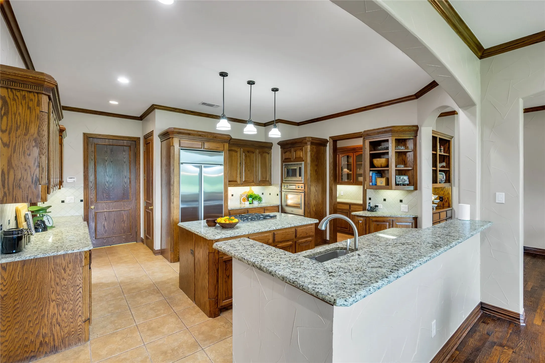 Look at all the prep space this kitchen offers.