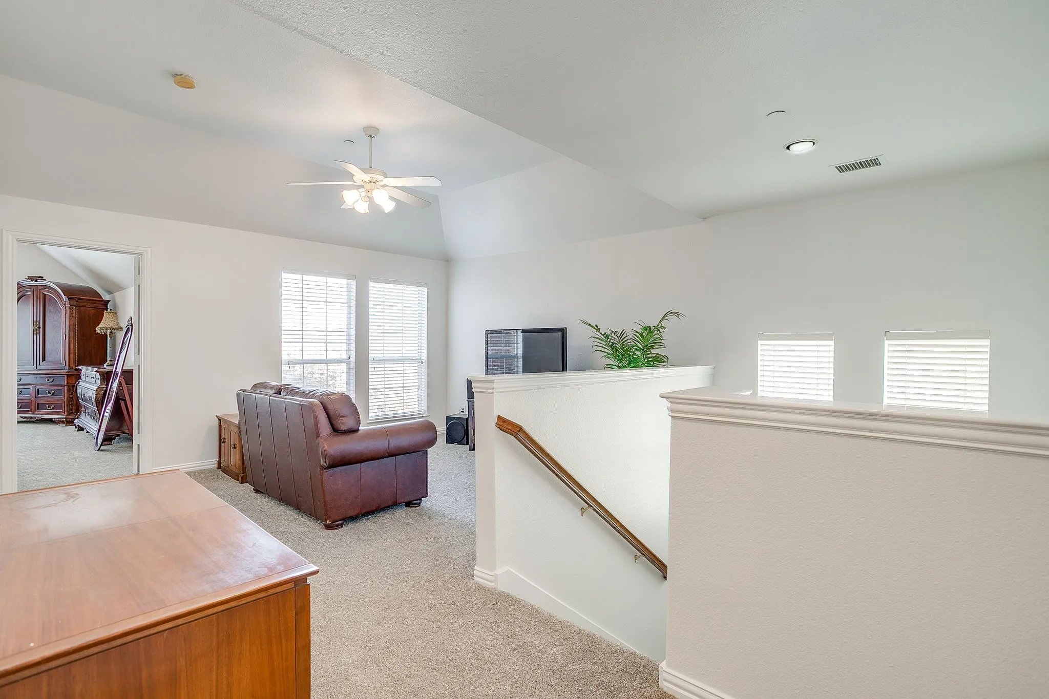 Single Family Residence For Sale in Dallas County , 8216 Dogwood Lane, Irving, Texas 75063, 3 Bedroom, 3 Bathroom, 2 Garage spaces, 2,316 Sqft, built in 2000, mls#21246452, Real Estate Agent in Irving, Homes For Sale in Dallas county, Homes For Sale in Irving, Realtor in Irving Texas, Real Estate Brokerage Independent Realty Texas, Luminita Cordes Realtor