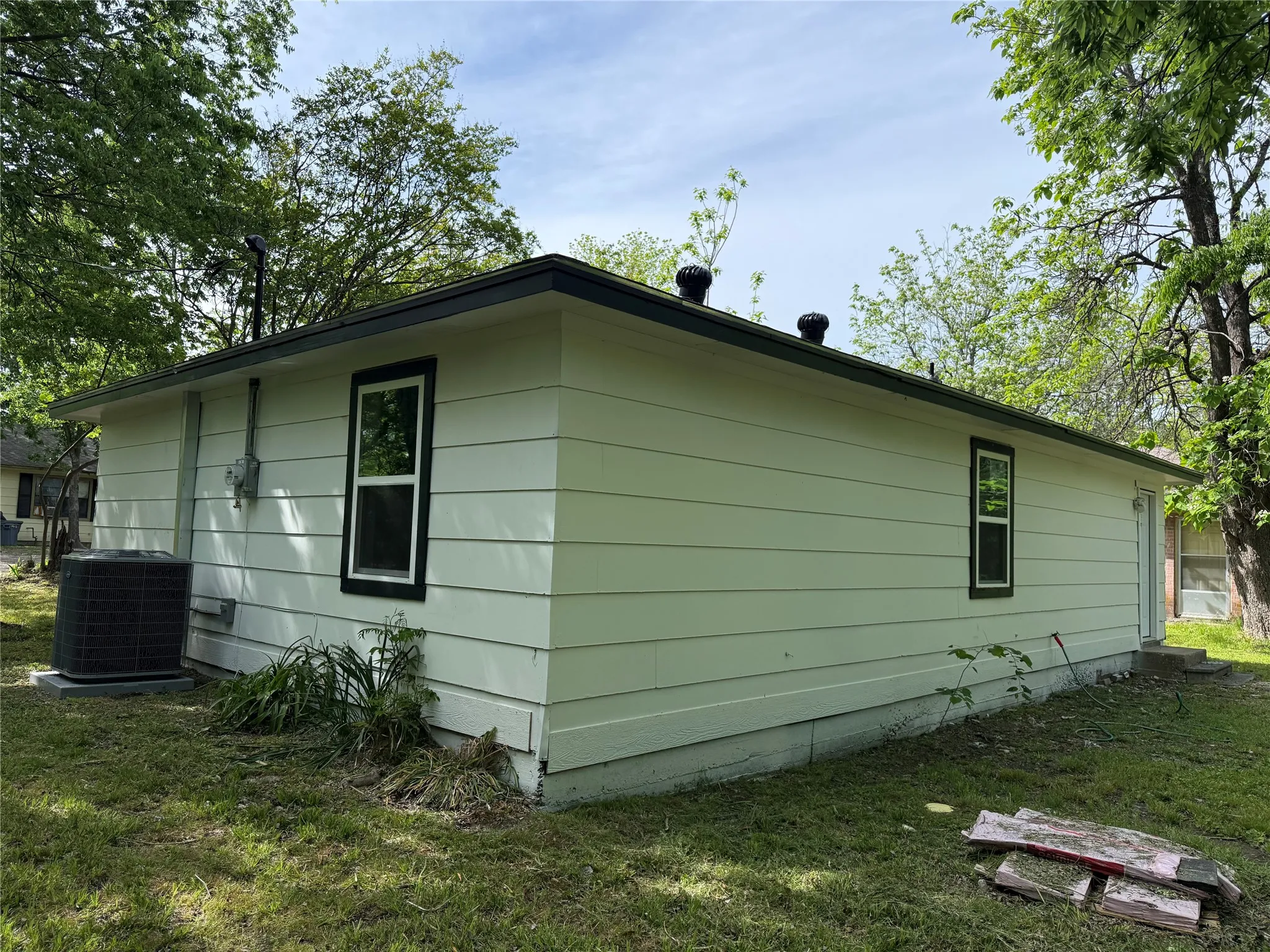 Single Family Residence For Sale in Hunt County , 1114 Blackburn Street, Commerce, Texas 75428, 3 Bedroom, 1 Bathroom, Garage spaces, 1,000 Sqft, built in 1984, Preowned, mls#21238949, Real Estate Agent in Commerce, Homes For Sale in Hunt county, Homes For Sale in Commerce, Realtor in Commerce Texas, Real Estate Brokerage Independent Realty Texas, Luminita Cordes Realtor