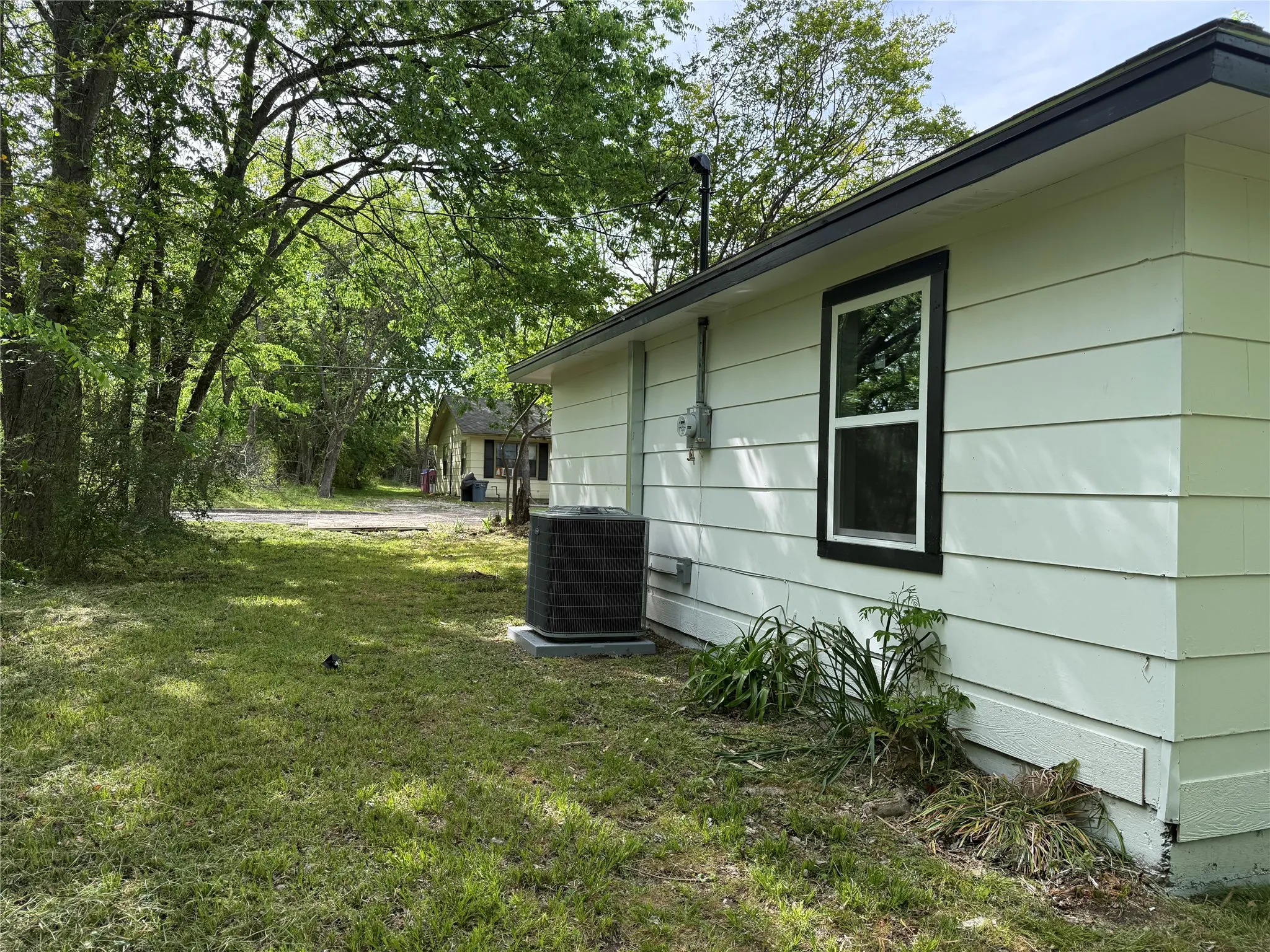 Single Family Residence For Sale in Hunt County , 1114 Blackburn Street, Commerce, Texas 75428, 3 Bedroom, 1 Bathroom, Garage spaces, 1,000 Sqft, built in 1984, Preowned, mls#21238949, Real Estate Agent in Commerce, Homes For Sale in Hunt county, Homes For Sale in Commerce, Realtor in Commerce Texas, Real Estate Brokerage Independent Realty Texas, Luminita Cordes Realtor