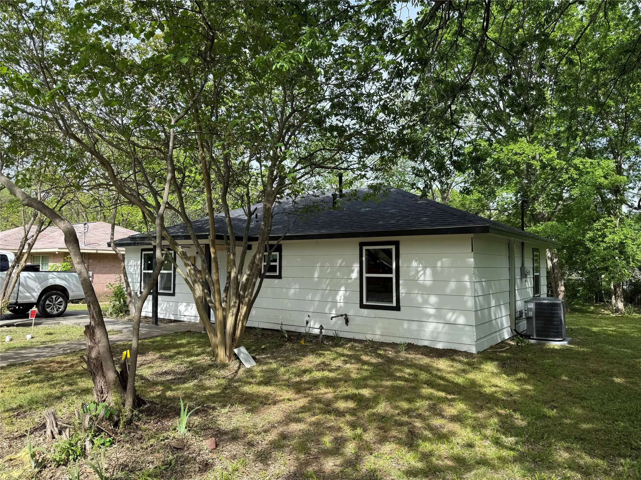 Single Family Residence For Sale in Hunt County , 1114 Blackburn Street, Commerce, Texas 75428, 3 Bedroom, 1 Bathroom, Garage spaces, 1,000 Sqft, built in 1984, Preowned, mls#21238949, Real Estate Agent in Commerce, Homes For Sale in Hunt county, Homes For Sale in Commerce, Realtor in Commerce Texas, Real Estate Brokerage Independent Realty Texas, Luminita Cordes Realtor