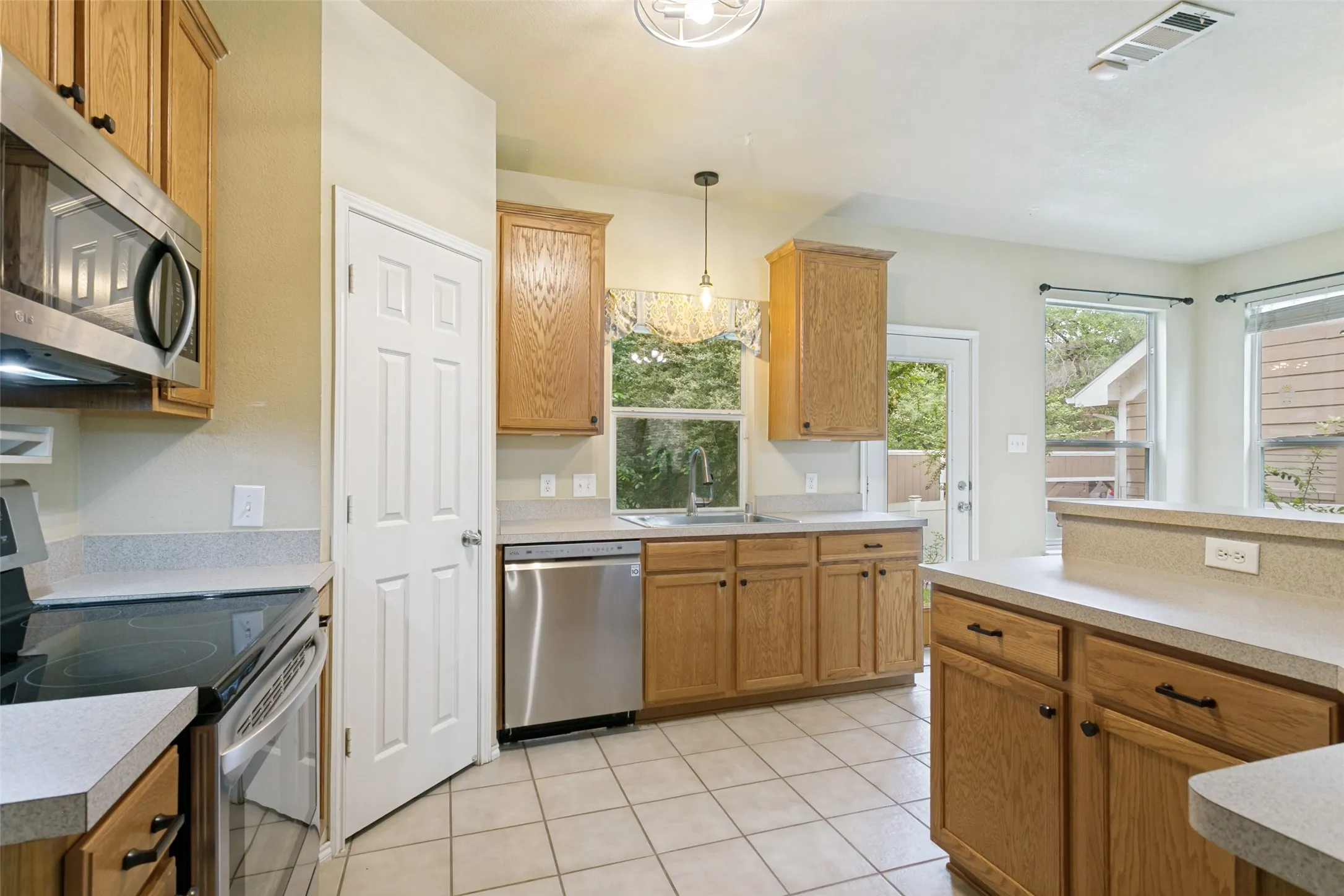 Single Family Residence For Sale in Denton County , 9917 Cherry Hill Lane, Providence Village, Texas 76227, 4 Bedrooms, 2 Bathrooms, 2 Garage spaces, 2,452 Sqft, built in 2004, Price $330,000, mls#21244824, Real Estate Agent in Providence Village, Homes For Sale in Denton county, Homes For Sale in Providence Village, Realtor in Providence Village Texas, Real Estate Brokerage Independent Realty Texas, Luminita Cordes Realtor
