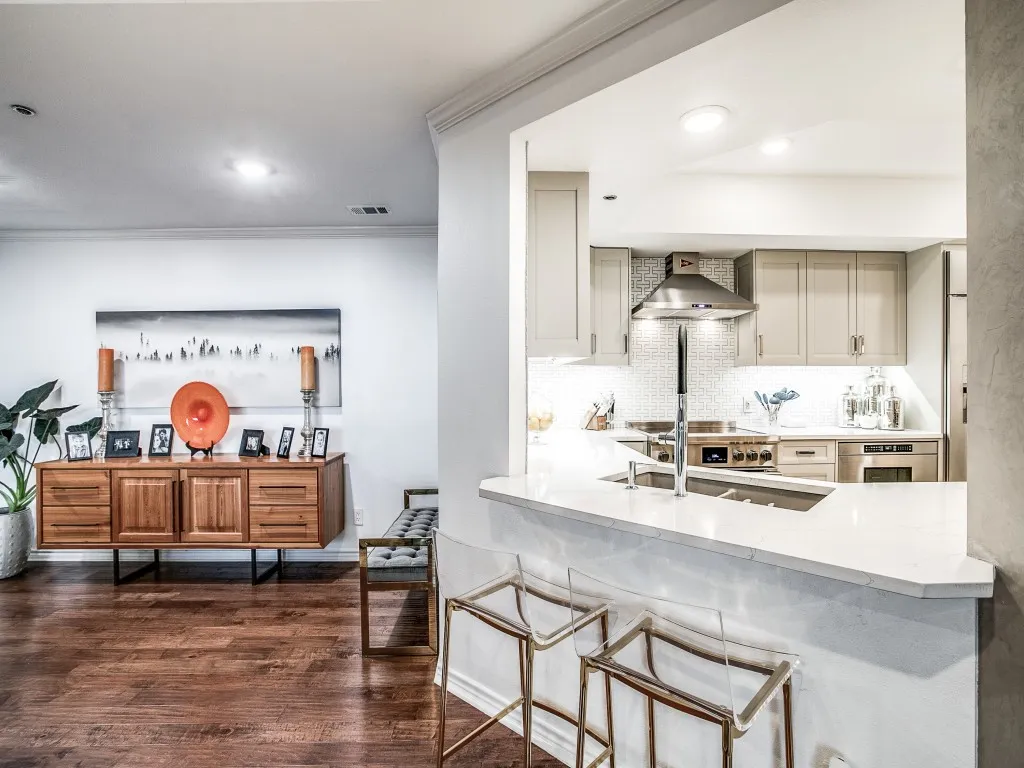 Condominium For Sale in Dallas County , 5909 Luther Lane 2204, Dallas, Texas 75225, 3 Bedroom, 3 Bathroom, 3 Garage spaces, 2,359 Sqft, built in 1983, Preowned, Price $1,400,000, mls#21244973, Real Estate Agent in Dallas, Homes For Sale in Dallas county, Homes For Sale in Dallas, Realtor in Dallas Texas, Real Estate Brokerage Independent Realty Texas, Luminita Cordes Realtor
