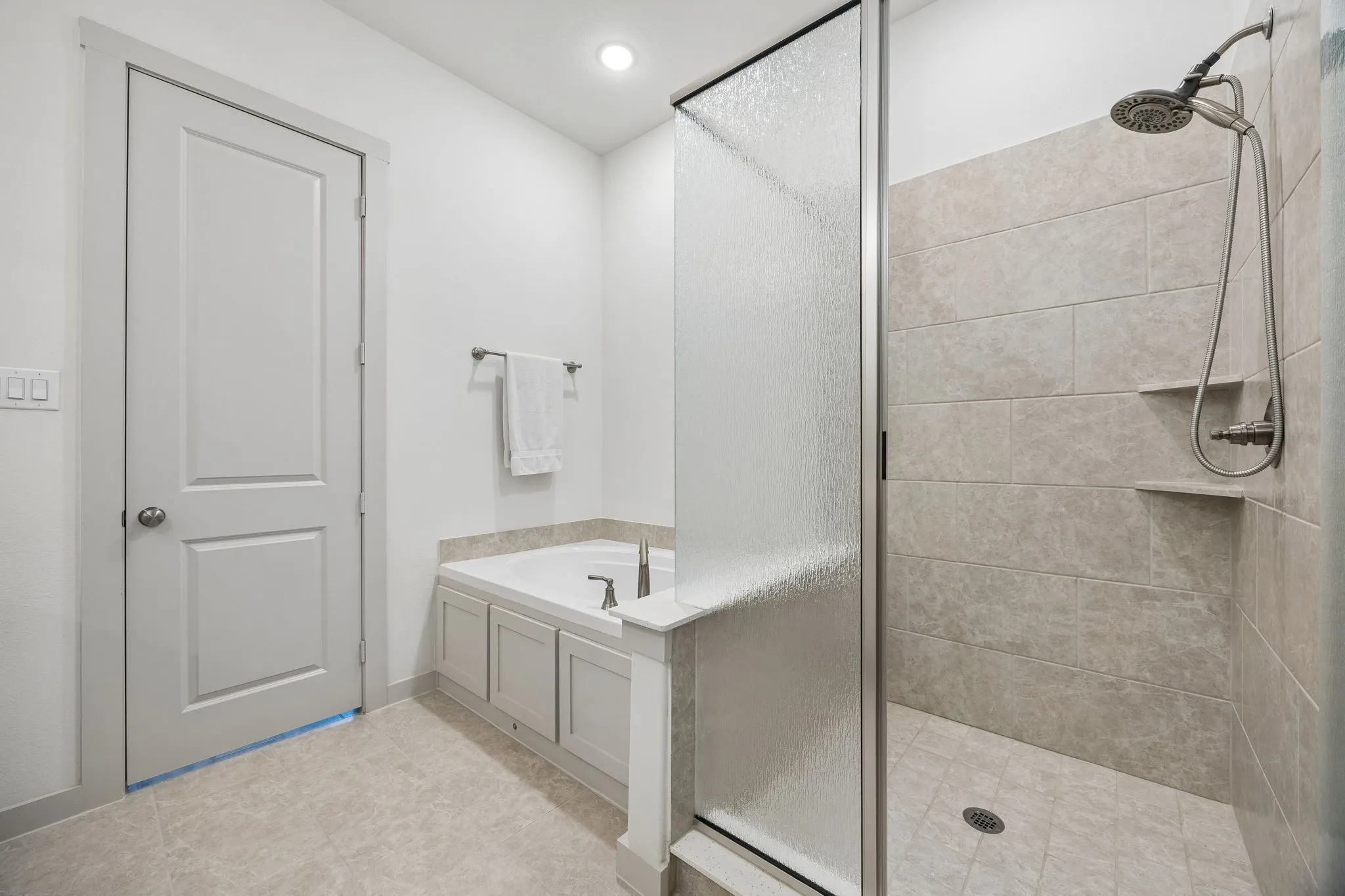 Primary ensuite includes a separate shower and soaking tub.