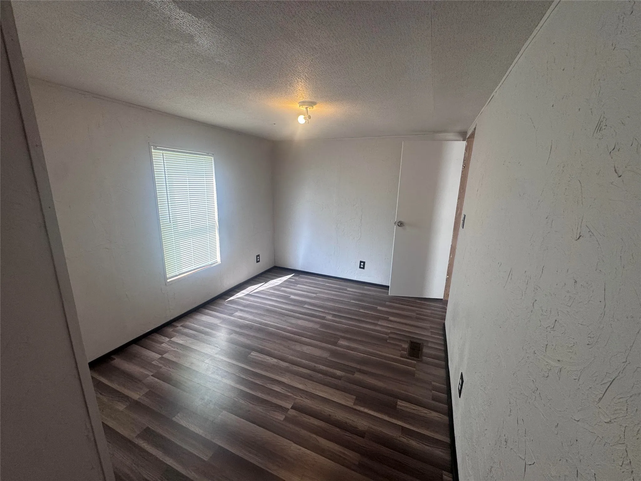 Mobile Home For Sale in Grayson County , 115 Valerie Lane, Knollwood, Texas 75092, 3 Bedroom, 1 Bathroom, Garage spaces, 784 Sqft, built in 1997, Preowned, mls#21248719, Real Estate Agent in Knollwood, Homes For Sale in Grayson county, Homes For Sale in Knollwood, Realtor in Knollwood Texas, Real Estate Brokerage Independent Realty Texas, Luminita Cordes Realtor