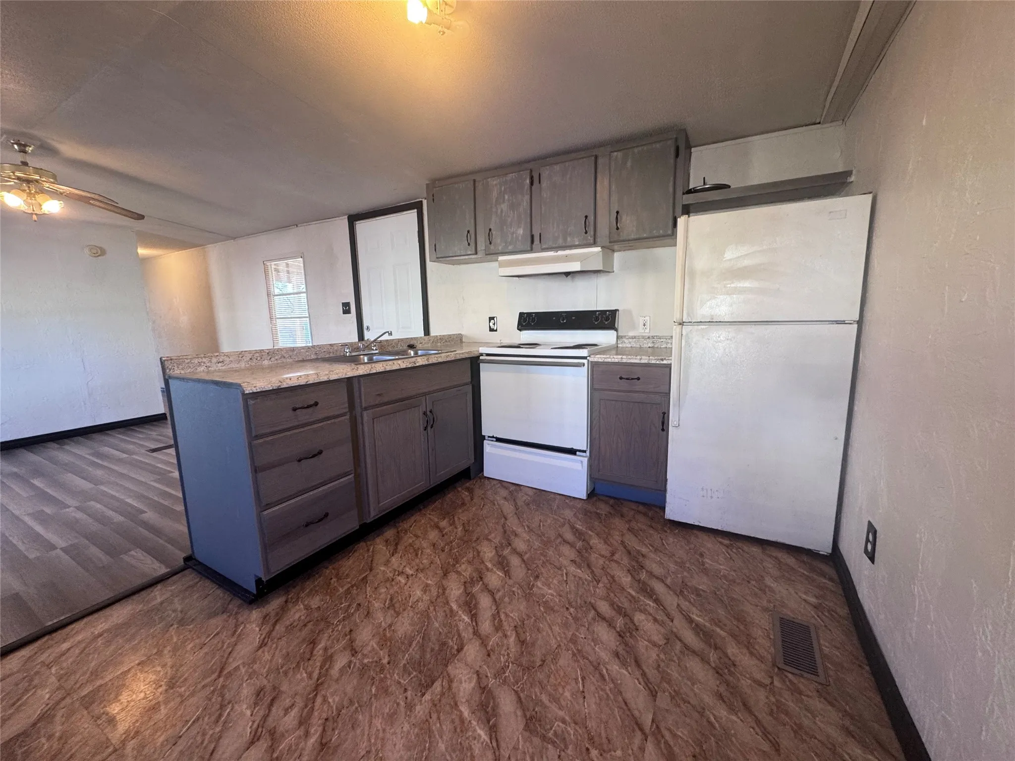 Mobile Home For Sale in Grayson County , 115 Valerie Lane, Knollwood, Texas 75092, 3 Bedroom, 1 Bathroom, Garage spaces, 784 Sqft, built in 1997, Preowned, mls#21248719, Real Estate Agent in Knollwood, Homes For Sale in Grayson county, Homes For Sale in Knollwood, Realtor in Knollwood Texas, Real Estate Brokerage Independent Realty Texas, Luminita Cordes Realtor