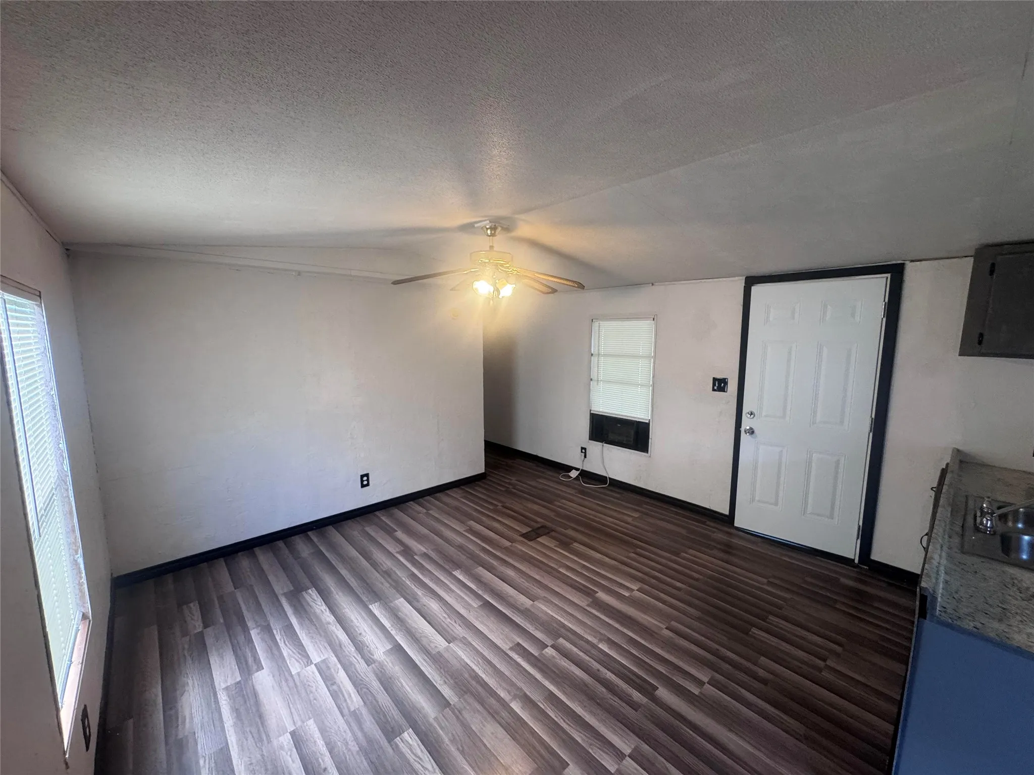 Mobile Home For Sale in Grayson County , 115 Valerie Lane, Knollwood, Texas 75092, 3 Bedroom, 1 Bathroom, Garage spaces, 784 Sqft, built in 1997, Preowned, mls#21248719, Real Estate Agent in Knollwood, Homes For Sale in Grayson county, Homes For Sale in Knollwood, Realtor in Knollwood Texas, Real Estate Brokerage Independent Realty Texas, Luminita Cordes Realtor