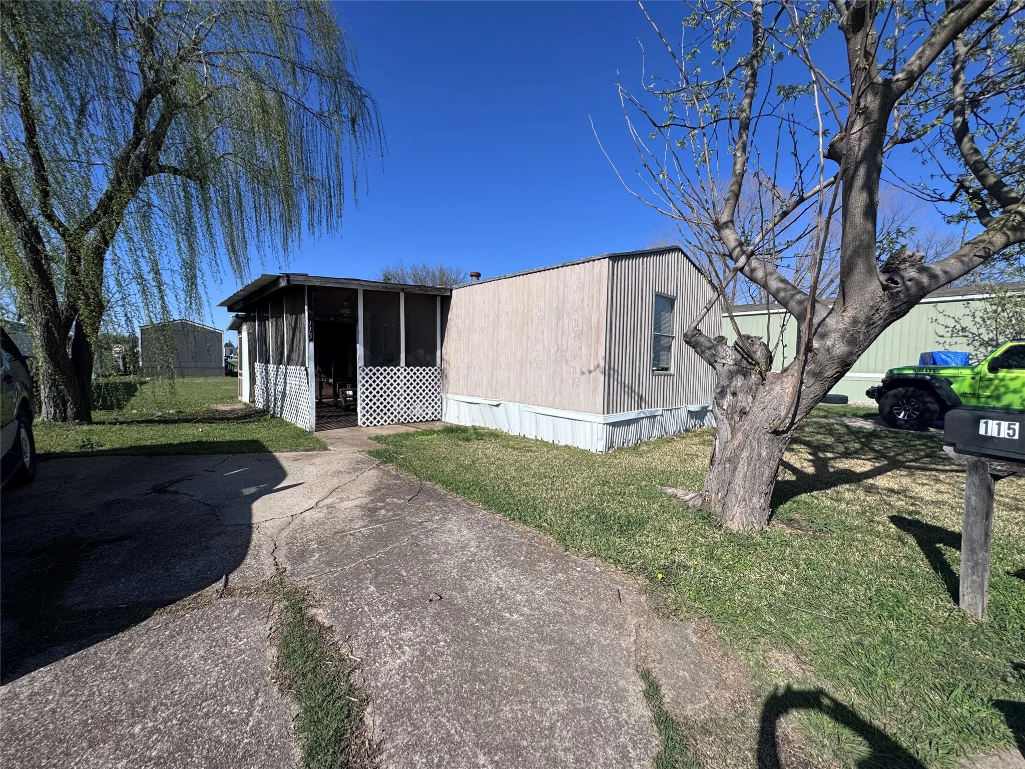 Mobile Home For Sale in Grayson County , 115 Valerie Lane, Knollwood, Texas 75092, 3 Bedroom, 1 Bathroom, Garage spaces, 784 Sqft, built in 1997, Preowned, mls#21248719, Real Estate Agent in Knollwood, Homes For Sale in Grayson county, Homes For Sale in Knollwood, Realtor in Knollwood Texas, Real Estate Brokerage Independent Realty Texas, Luminita Cordes Realtor