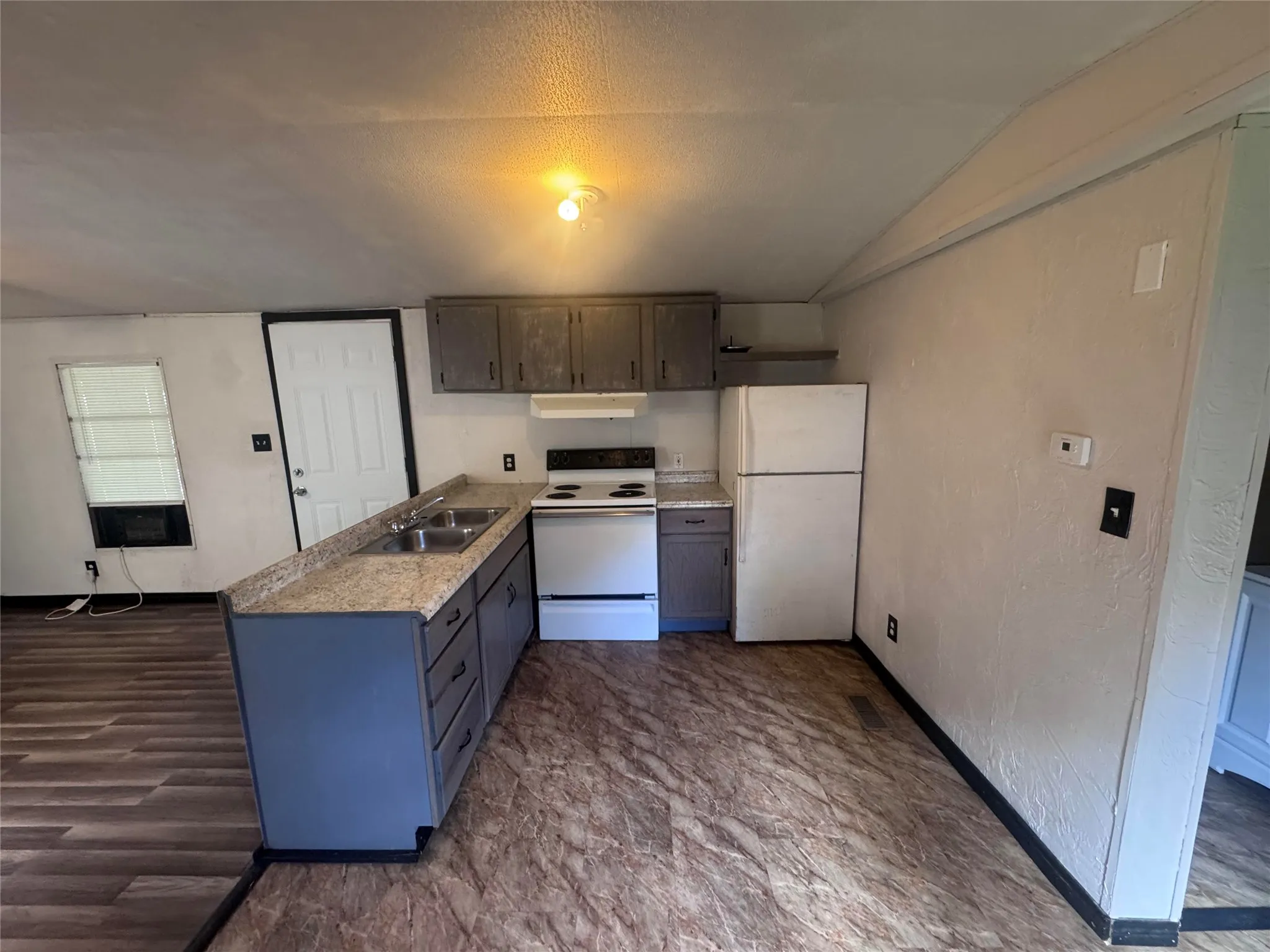 Mobile Home For Sale in Grayson County , 115 Valerie Lane, Knollwood, Texas 75092, 3 Bedroom, 1 Bathroom, Garage spaces, 784 Sqft, built in 1997, Preowned, mls#21248719, Real Estate Agent in Knollwood, Homes For Sale in Grayson county, Homes For Sale in Knollwood, Realtor in Knollwood Texas, Real Estate Brokerage Independent Realty Texas, Luminita Cordes Realtor