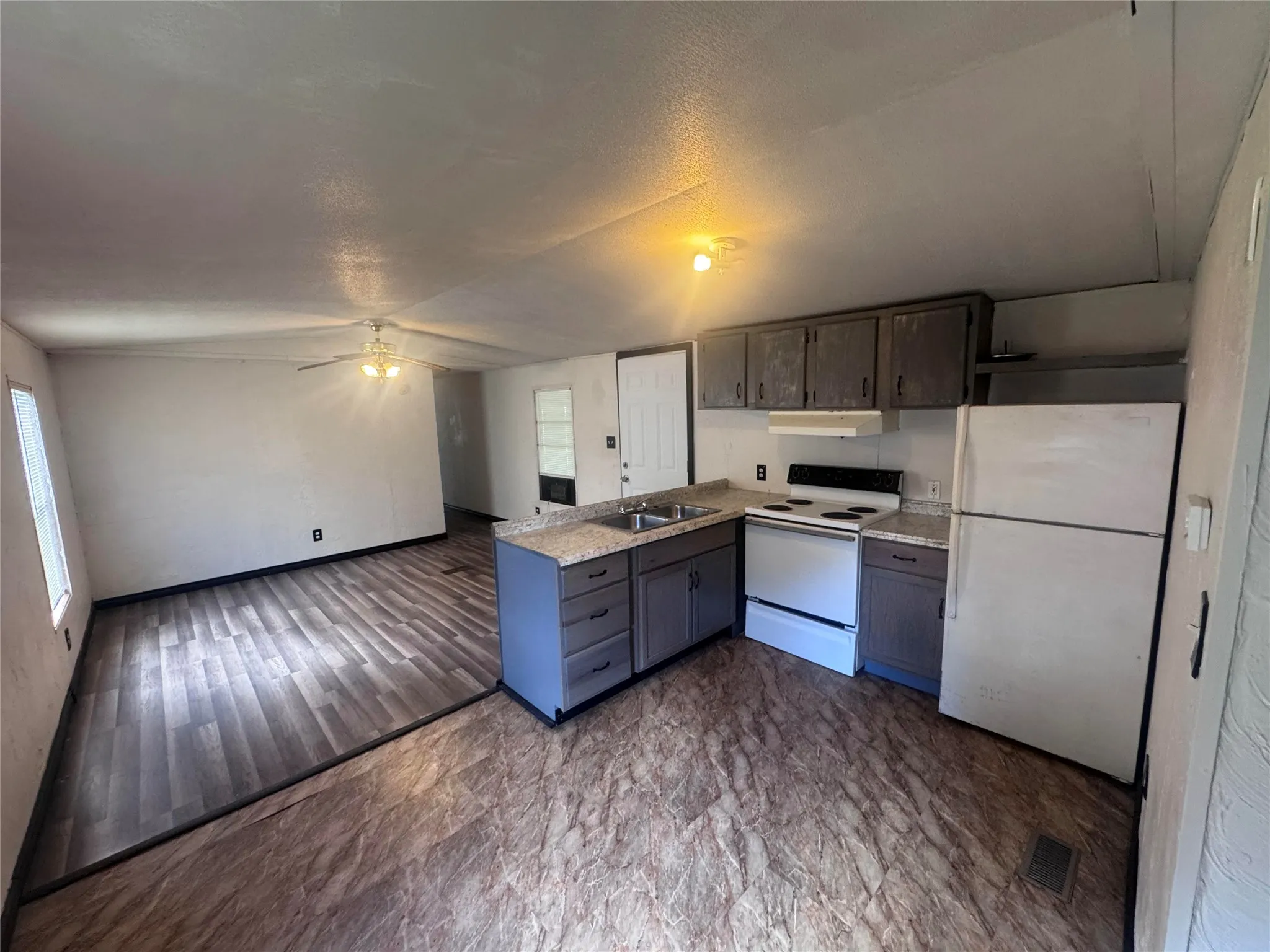 Mobile Home For Sale in Grayson County , 115 Valerie Lane, Knollwood, Texas 75092, 3 Bedroom, 1 Bathroom, Garage spaces, 784 Sqft, built in 1997, Preowned, mls#21248719, Real Estate Agent in Knollwood, Homes For Sale in Grayson county, Homes For Sale in Knollwood, Realtor in Knollwood Texas, Real Estate Brokerage Independent Realty Texas, Luminita Cordes Realtor
