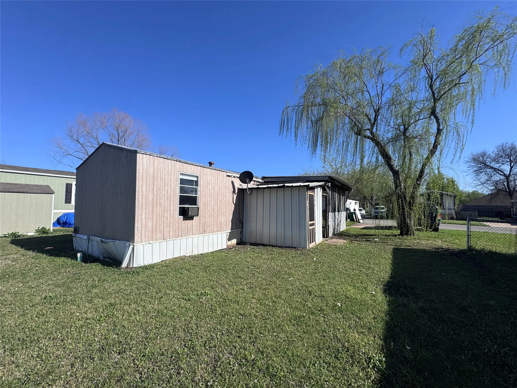 Mobile Home For Sale in Grayson County , 115 Valerie Lane, Knollwood, Texas 75092, 3 Bedroom, 1 Bathroom, Garage spaces, 784 Sqft, built in 1997, Preowned, mls#21248719, Real Estate Agent in Knollwood, Homes For Sale in Grayson county, Homes For Sale in Knollwood, Realtor in Knollwood Texas, Real Estate Brokerage Independent Realty Texas, Luminita Cordes Realtor
