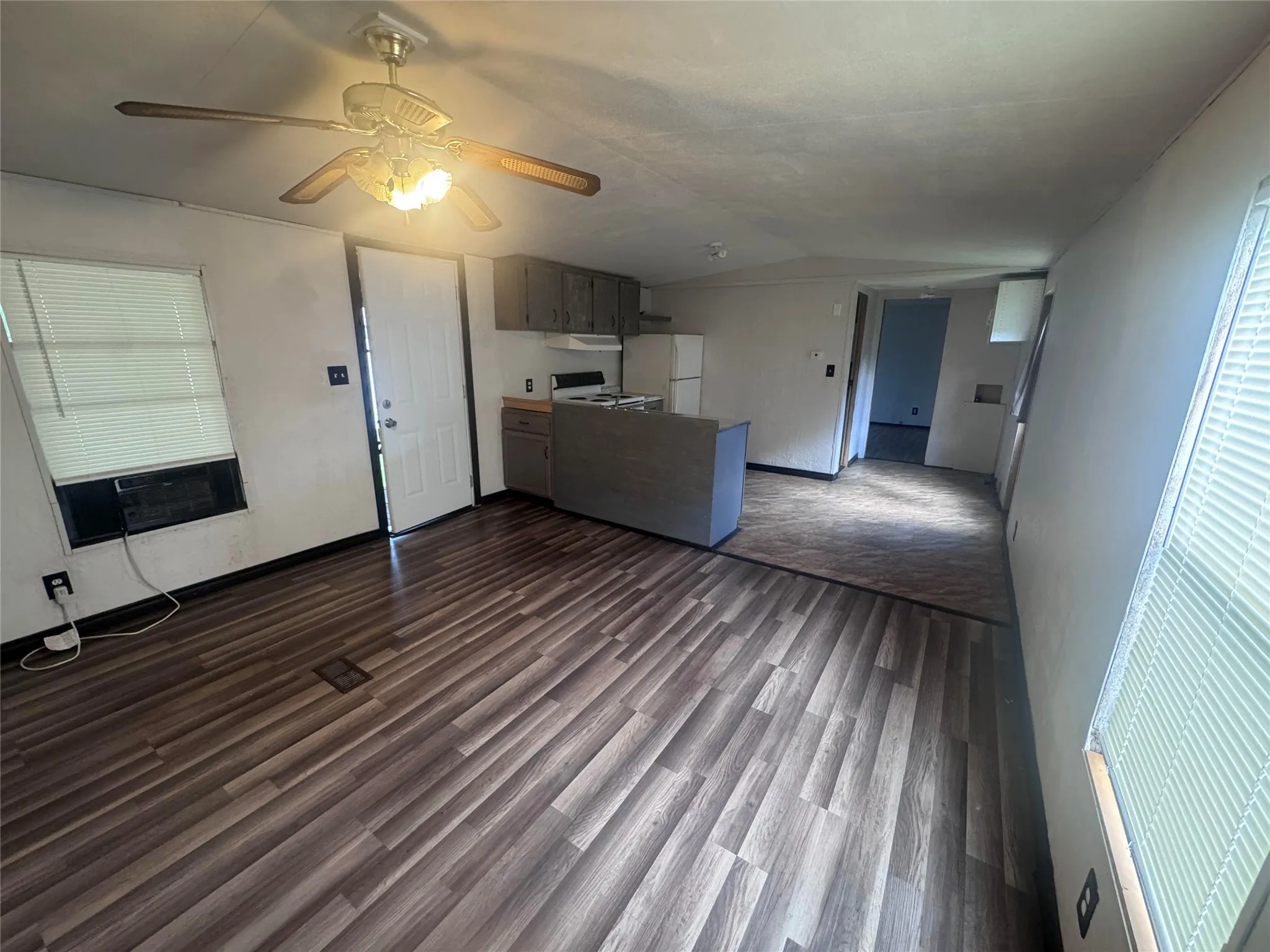Mobile Home For Sale in Grayson County , 115 Valerie Lane, Knollwood, Texas 75092, 3 Bedroom, 1 Bathroom, Garage spaces, 784 Sqft, built in 1997, Preowned, mls#21248719, Real Estate Agent in Knollwood, Homes For Sale in Grayson county, Homes For Sale in Knollwood, Realtor in Knollwood Texas, Real Estate Brokerage Independent Realty Texas, Luminita Cordes Realtor