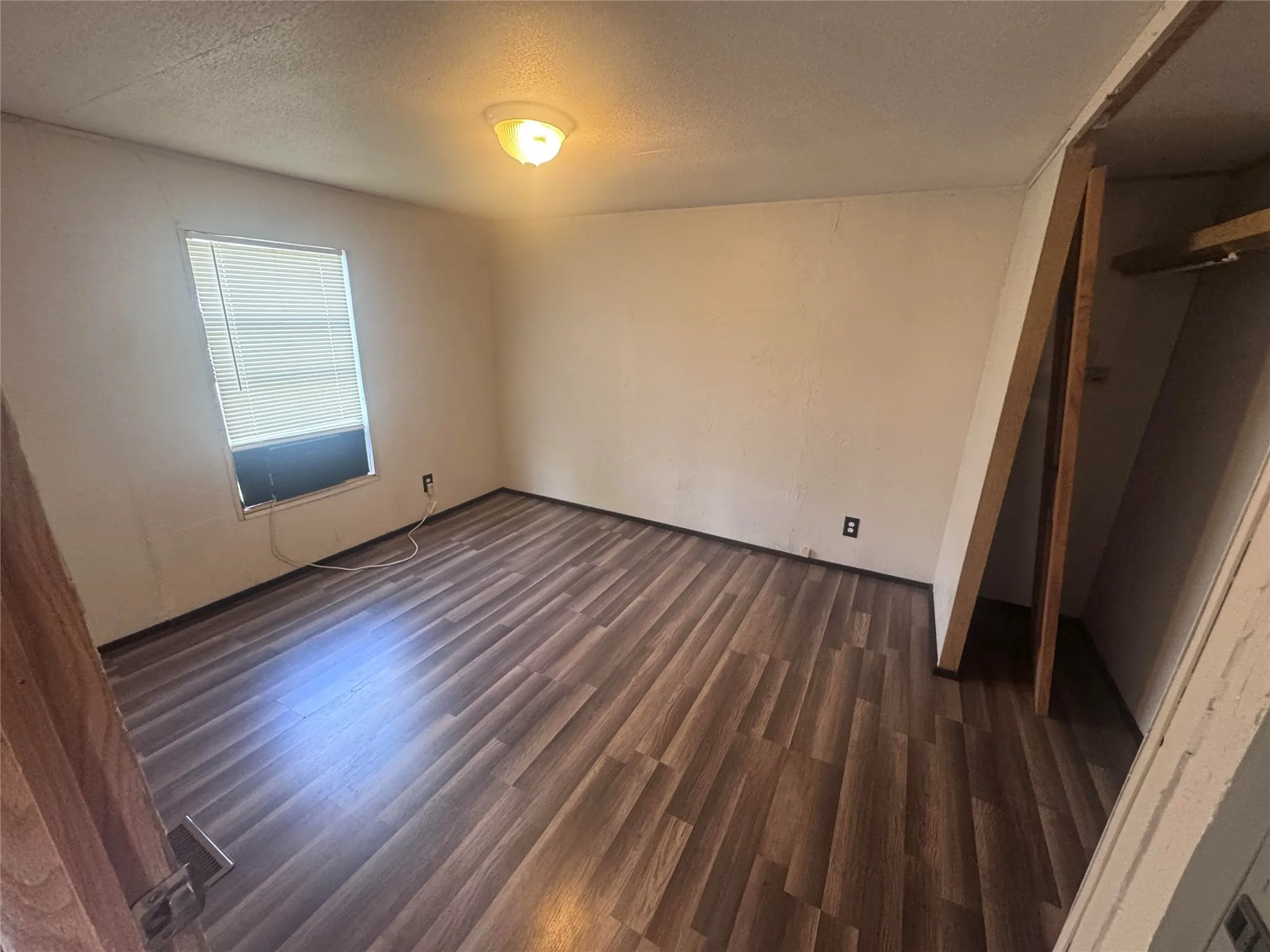 Mobile Home For Sale in Grayson County , 115 Valerie Lane, Knollwood, Texas 75092, 3 Bedroom, 1 Bathroom, Garage spaces, 784 Sqft, built in 1997, Preowned, mls#21248719, Real Estate Agent in Knollwood, Homes For Sale in Grayson county, Homes For Sale in Knollwood, Realtor in Knollwood Texas, Real Estate Brokerage Independent Realty Texas, Luminita Cordes Realtor