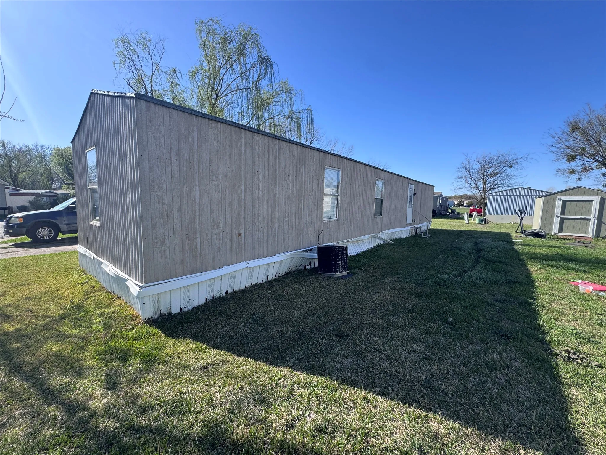 Mobile Home For Sale in Grayson County , 115 Valerie Lane, Knollwood, Texas 75092, 3 Bedroom, 1 Bathroom, Garage spaces, 784 Sqft, built in 1997, Preowned, mls#21248719, Real Estate Agent in Knollwood, Homes For Sale in Grayson county, Homes For Sale in Knollwood, Realtor in Knollwood Texas, Real Estate Brokerage Independent Realty Texas, Luminita Cordes Realtor