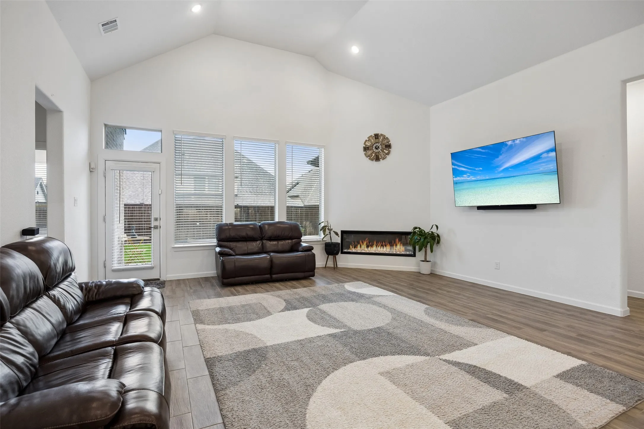 Single Family Residence For Sale in Collin County , 3520 Abingdon Avenue, Melissa, Texas 75454, 4 Bedrooms, 3 Bathrooms, 3 Garage spaces, 2,876 Sqft, built in 2022, Preowned, Price $539,900, mls#21243087, Real Estate Agent in Melissa, Homes For Sale in Collin county, Homes For Sale in Melissa, Realtor in Melissa Texas, Real Estate Brokerage Independent Realty Texas, Luminita Cordes Realtor