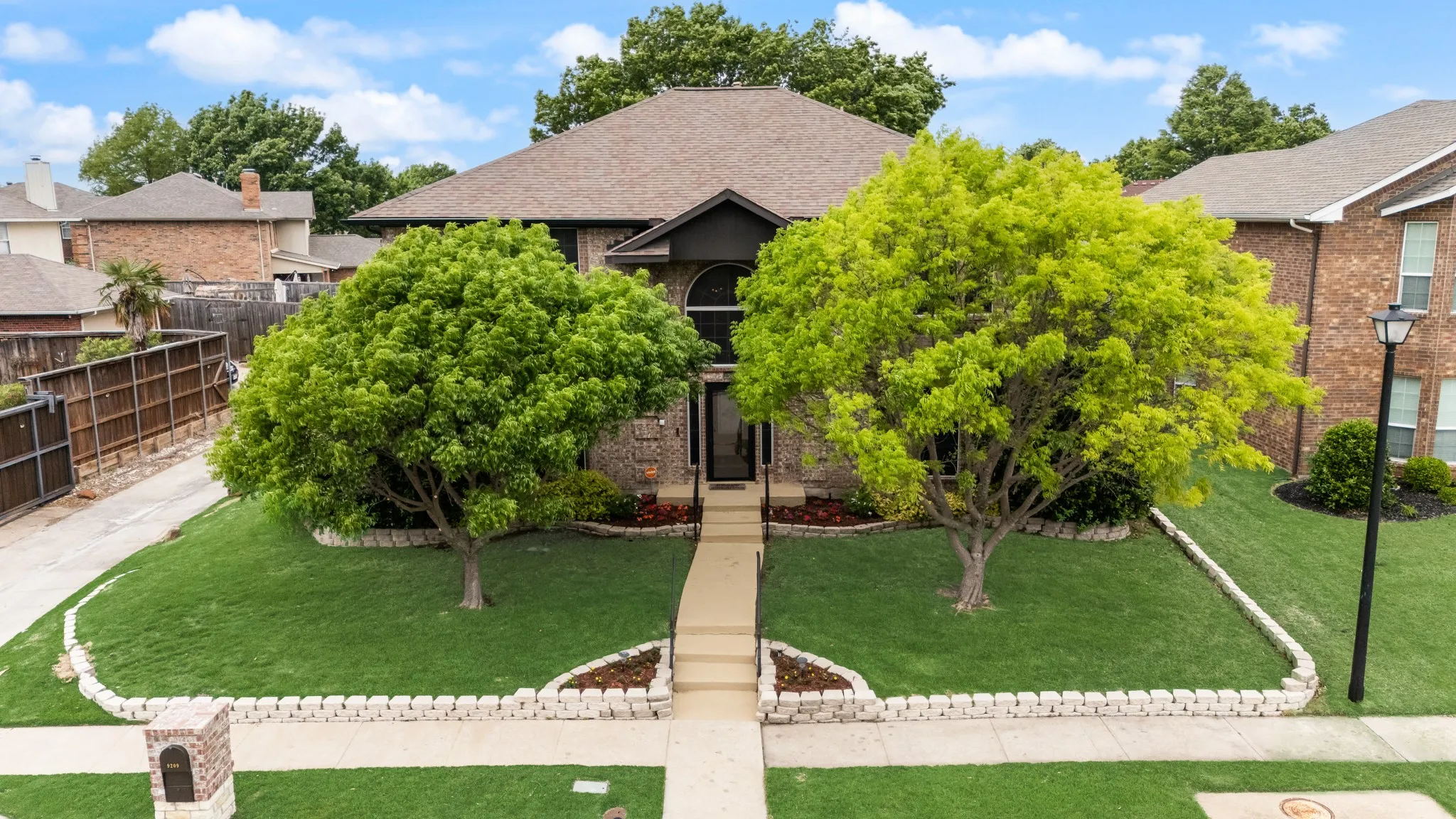 Single Family Residence For Sale in Rockwall County , 9209 Chimneywood Drive, Rowlett, Texas 75089, 5 Bedroom, 4 Bathroom, 2 Garage spaces, 2,961 Sqft, built in 1992, Preowned, mls#21237822, Real Estate Agent in Rowlett, Homes For Sale in Rockwall county, Homes For Sale in Rowlett, Realtor in Rowlett Texas, Real Estate Brokerage Independent Realty Texas, Luminita Cordes Realtor