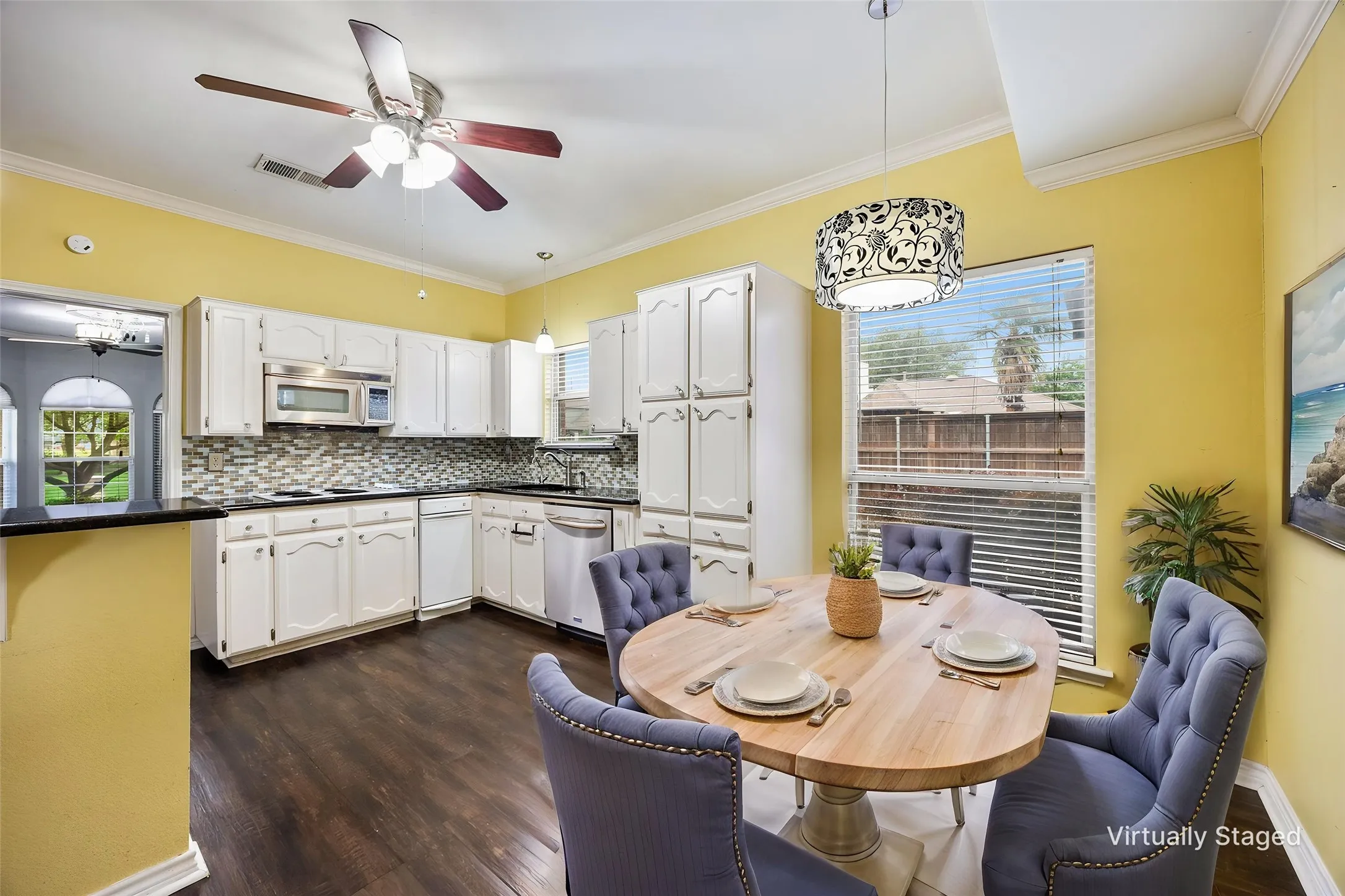 Kitchen dining area