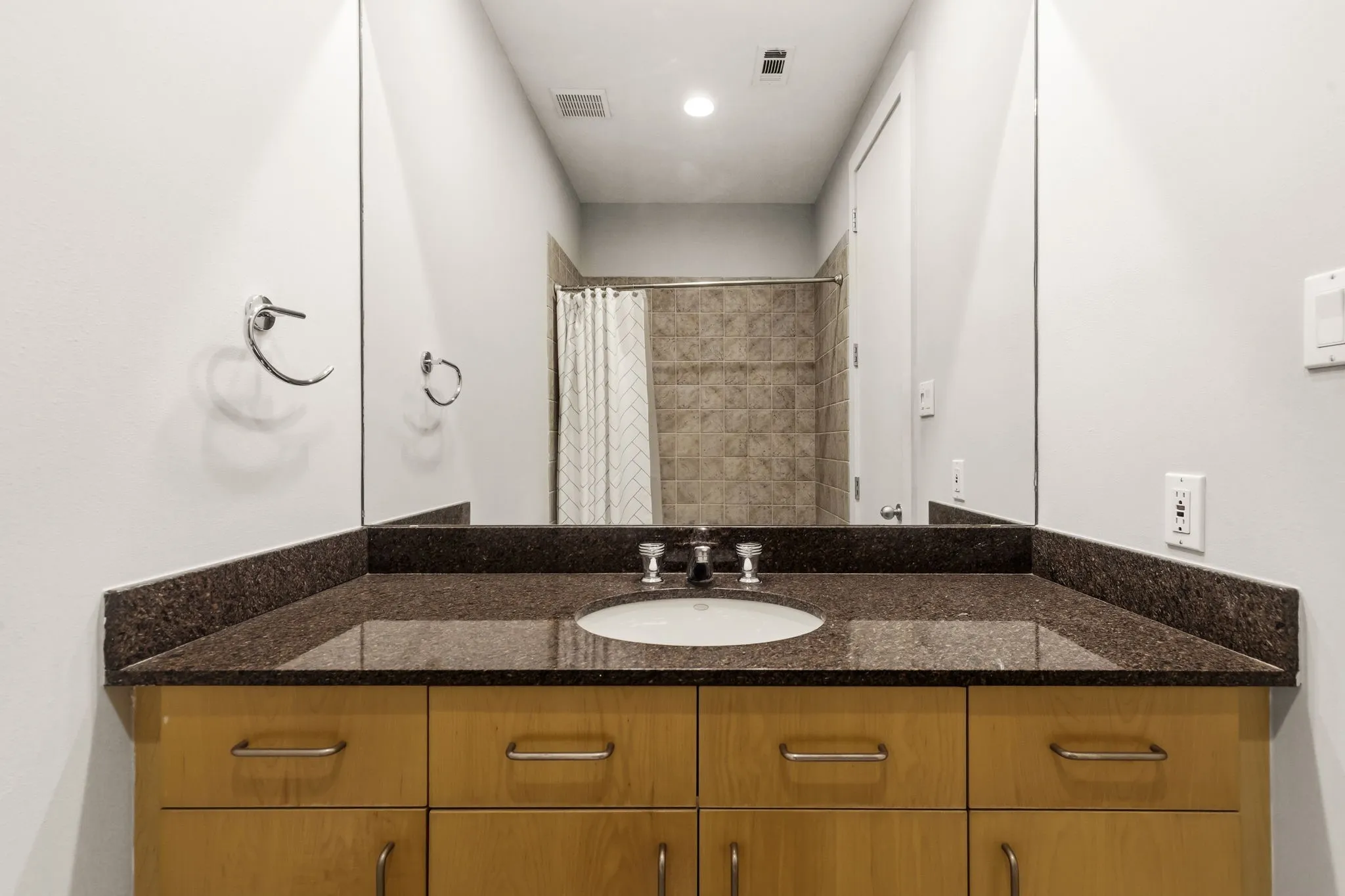 Townhouse For Sale in Dallas County , 3925 Gilbert Avenue C, Dallas, Texas 75219, 3 Bedroom, 3 Bathroom, 2 Garage spaces, 2,677 Sqft, built in 1999, Preowned, mls#21248690, Real Estate Agent in Dallas, Homes For Sale in Dallas county, Homes For Sale in Dallas, Realtor in Dallas Texas, Real Estate Brokerage Independent Realty Texas, Luminita Cordes Realtor