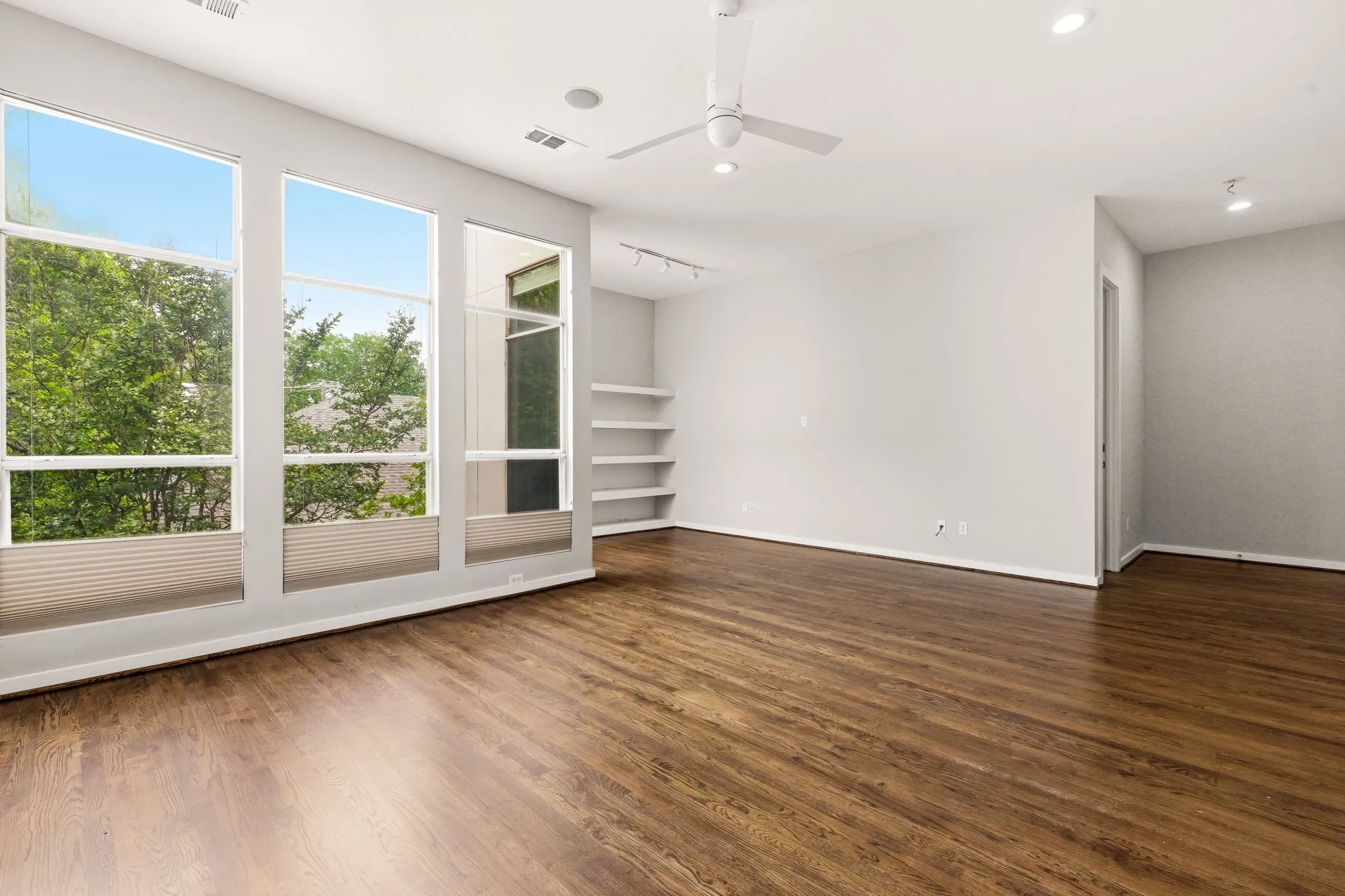 Townhouse For Sale in Dallas County , 3925 Gilbert Avenue C, Dallas, Texas 75219, 3 Bedroom, 3 Bathroom, 2 Garage spaces, 2,677 Sqft, built in 1999, Preowned, mls#21248690, Real Estate Agent in Dallas, Homes For Sale in Dallas county, Homes For Sale in Dallas, Realtor in Dallas Texas, Real Estate Brokerage Independent Realty Texas, Luminita Cordes Realtor
