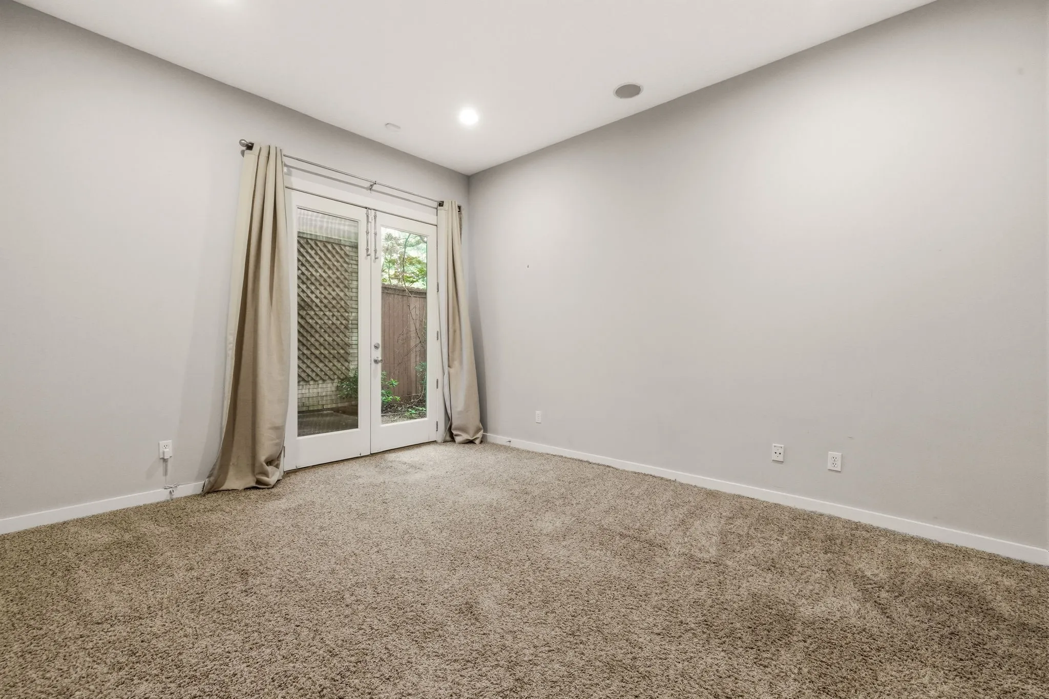 Townhouse For Sale in Dallas County , 3925 Gilbert Avenue C, Dallas, Texas 75219, 3 Bedroom, 3 Bathroom, 2 Garage spaces, 2,677 Sqft, built in 1999, Preowned, mls#21248690, Real Estate Agent in Dallas, Homes For Sale in Dallas county, Homes For Sale in Dallas, Realtor in Dallas Texas, Real Estate Brokerage Independent Realty Texas, Luminita Cordes Realtor