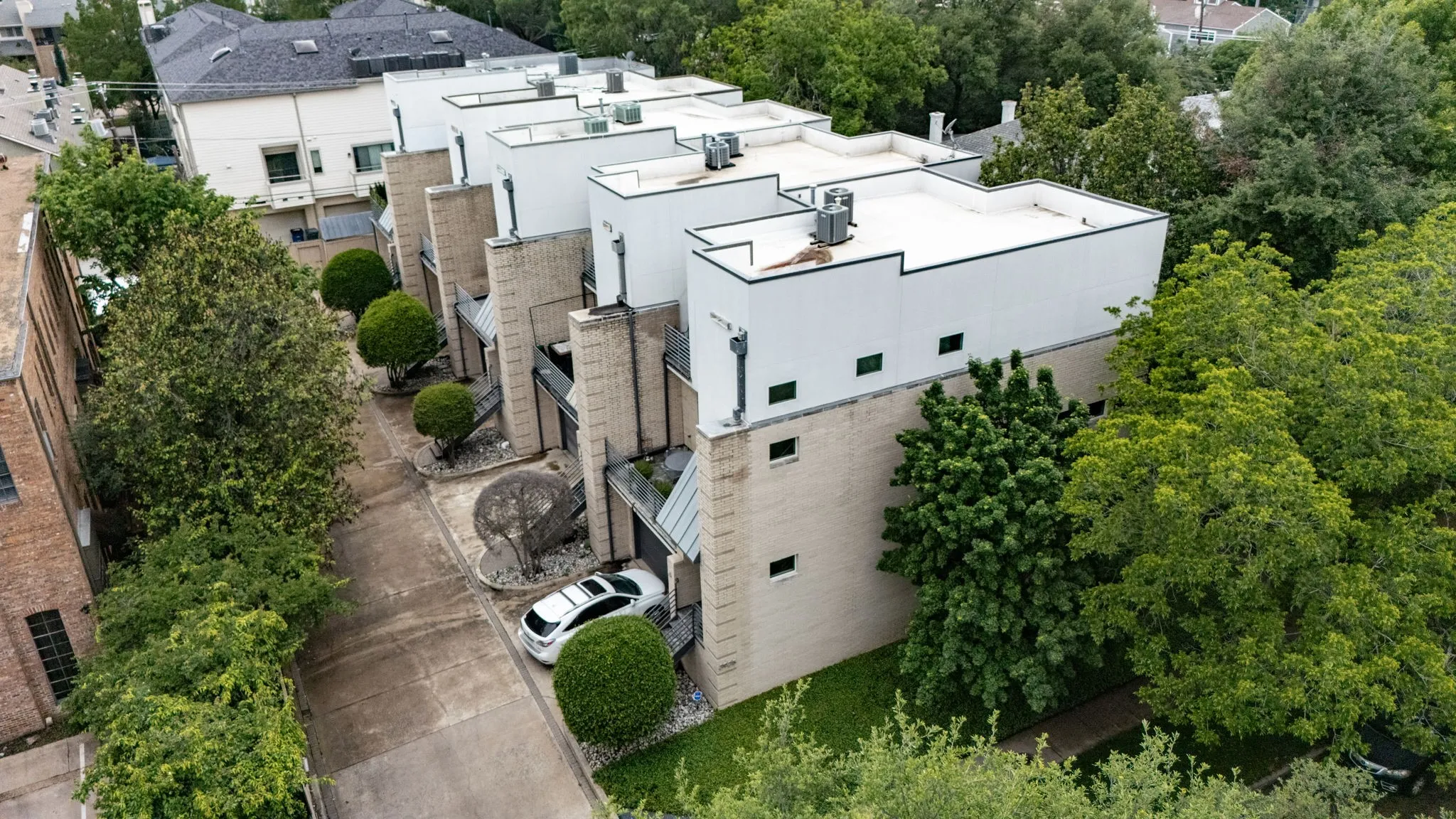 Townhouse For Sale in Dallas County , 3925 Gilbert Avenue C, Dallas, Texas 75219, 3 Bedroom, 3 Bathroom, 2 Garage spaces, 2,677 Sqft, built in 1999, Preowned, mls#21248690, Real Estate Agent in Dallas, Homes For Sale in Dallas county, Homes For Sale in Dallas, Realtor in Dallas Texas, Real Estate Brokerage Independent Realty Texas, Luminita Cordes Realtor