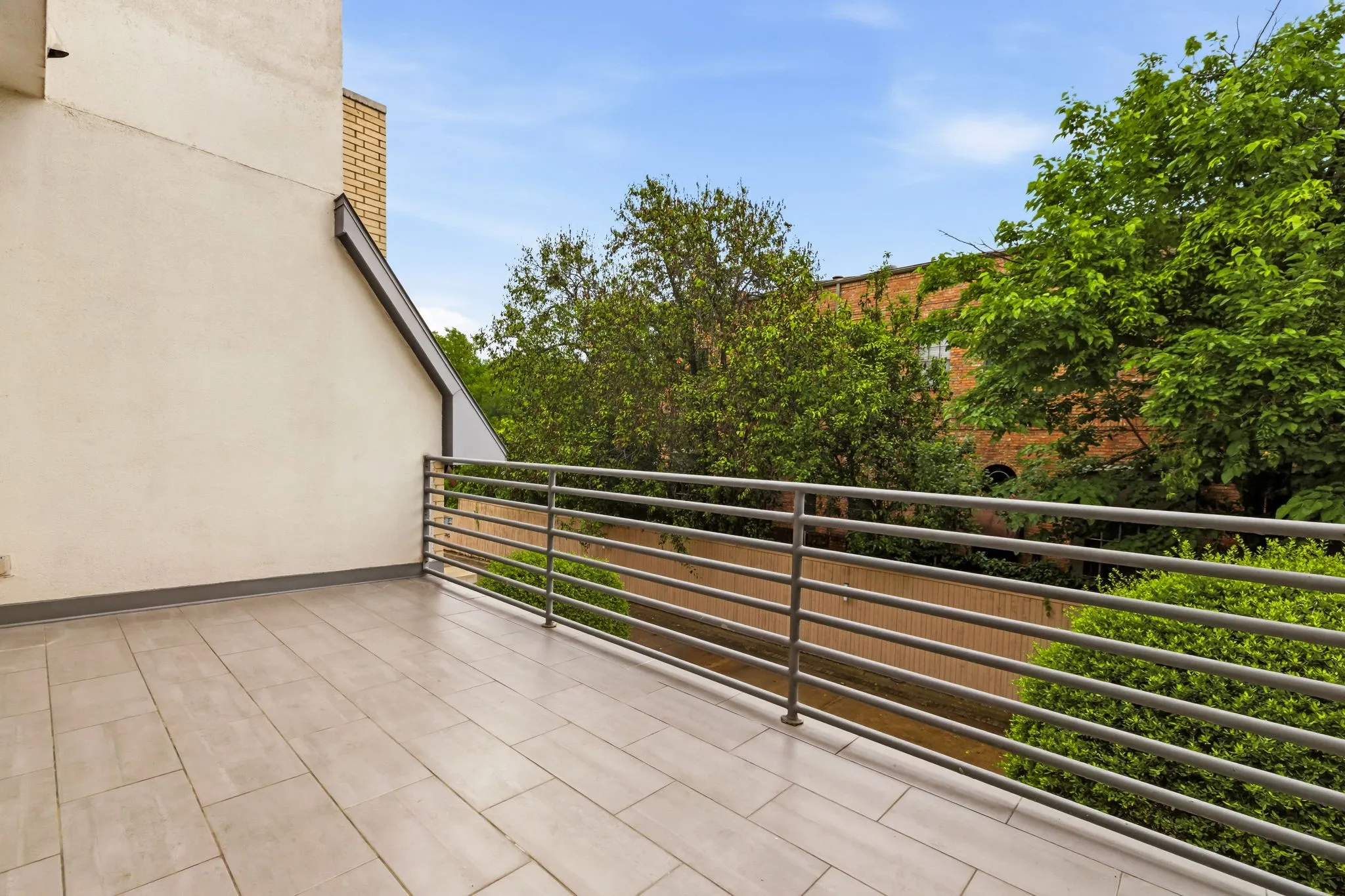 Townhouse For Sale in Dallas County , 3925 Gilbert Avenue C, Dallas, Texas 75219, 3 Bedroom, 3 Bathroom, 2 Garage spaces, 2,677 Sqft, built in 1999, Preowned, mls#21248690, Real Estate Agent in Dallas, Homes For Sale in Dallas county, Homes For Sale in Dallas, Realtor in Dallas Texas, Real Estate Brokerage Independent Realty Texas, Luminita Cordes Realtor