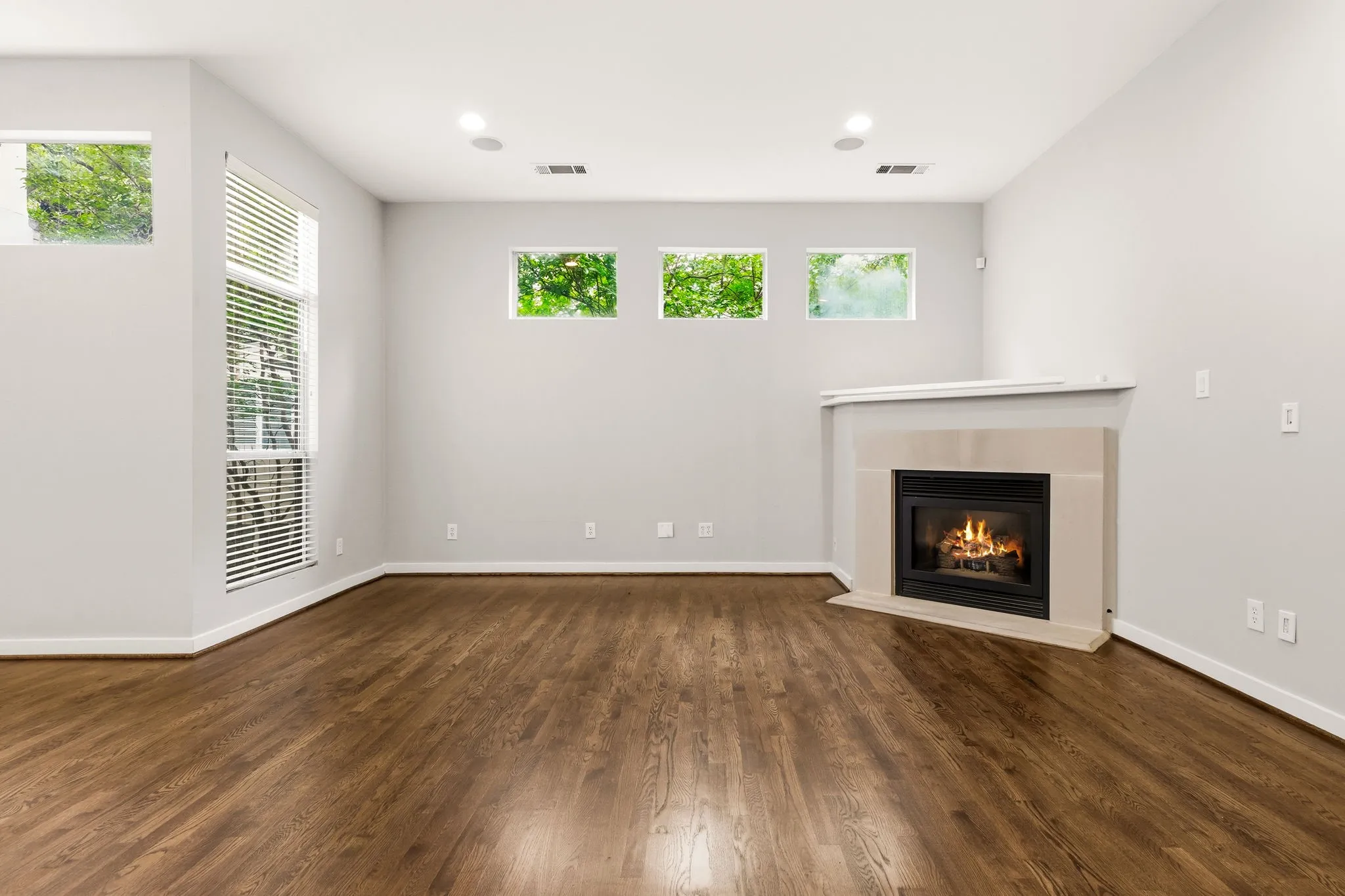 Townhouse For Sale in Dallas County , 3925 Gilbert Avenue C, Dallas, Texas 75219, 3 Bedroom, 3 Bathroom, 2 Garage spaces, 2,677 Sqft, built in 1999, Preowned, mls#21248690, Real Estate Agent in Dallas, Homes For Sale in Dallas county, Homes For Sale in Dallas, Realtor in Dallas Texas, Real Estate Brokerage Independent Realty Texas, Luminita Cordes Realtor
