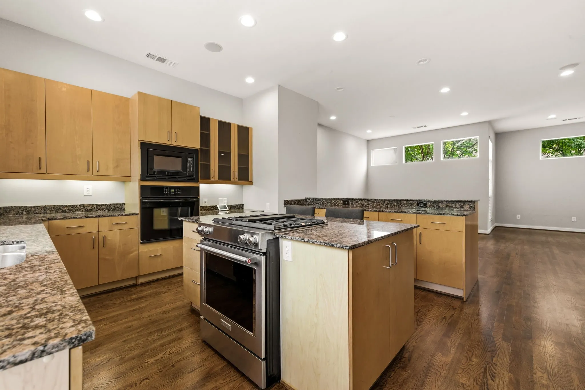 Townhouse For Sale in Dallas County , 3925 Gilbert Avenue C, Dallas, Texas 75219, 3 Bedroom, 3 Bathroom, 2 Garage spaces, 2,677 Sqft, built in 1999, Preowned, mls#21248690, Real Estate Agent in Dallas, Homes For Sale in Dallas county, Homes For Sale in Dallas, Realtor in Dallas Texas, Real Estate Brokerage Independent Realty Texas, Luminita Cordes Realtor