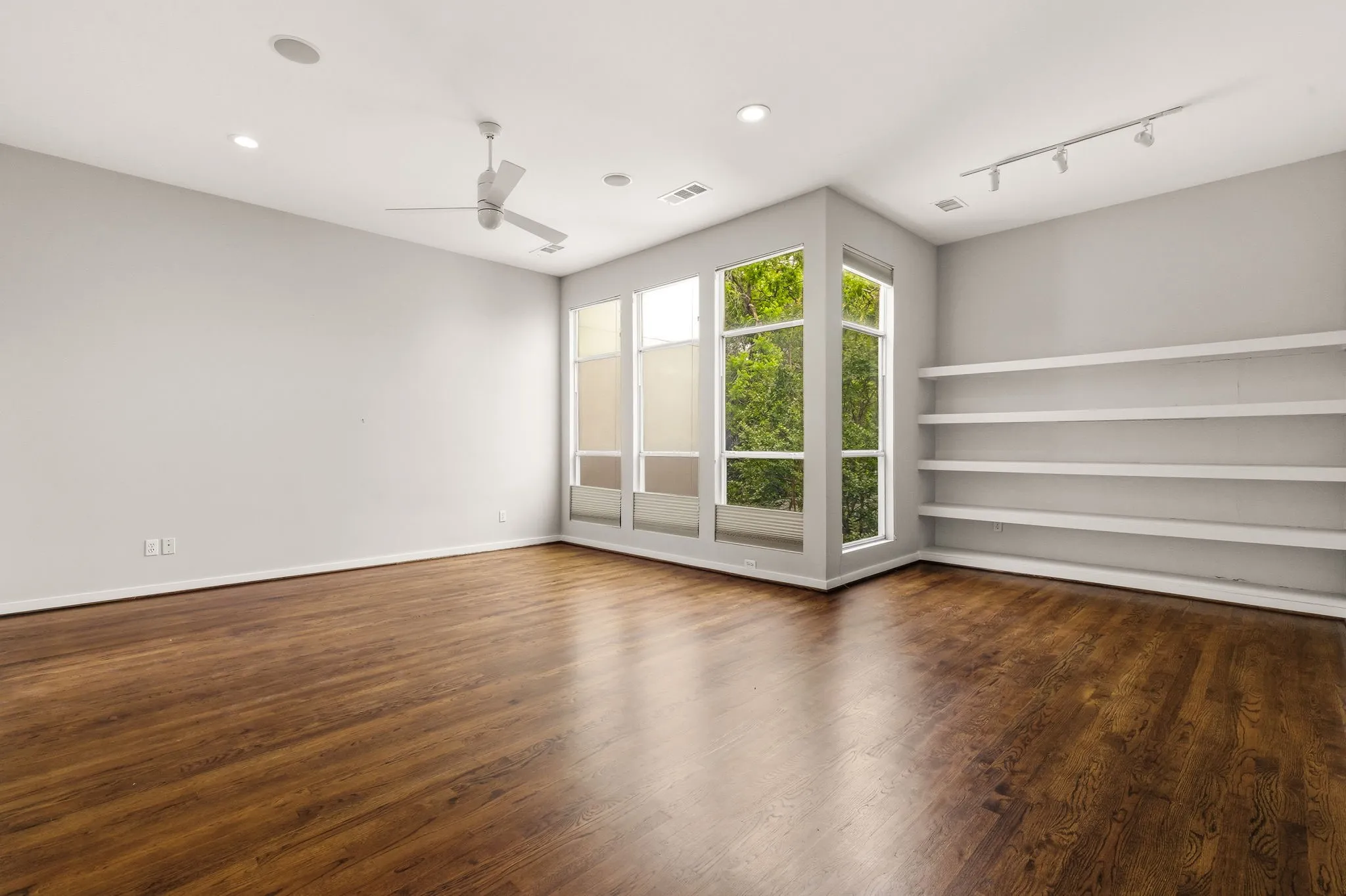 Townhouse For Sale in Dallas County , 3925 Gilbert Avenue C, Dallas, Texas 75219, 3 Bedroom, 3 Bathroom, 2 Garage spaces, 2,677 Sqft, built in 1999, Preowned, mls#21248690, Real Estate Agent in Dallas, Homes For Sale in Dallas county, Homes For Sale in Dallas, Realtor in Dallas Texas, Real Estate Brokerage Independent Realty Texas, Luminita Cordes Realtor