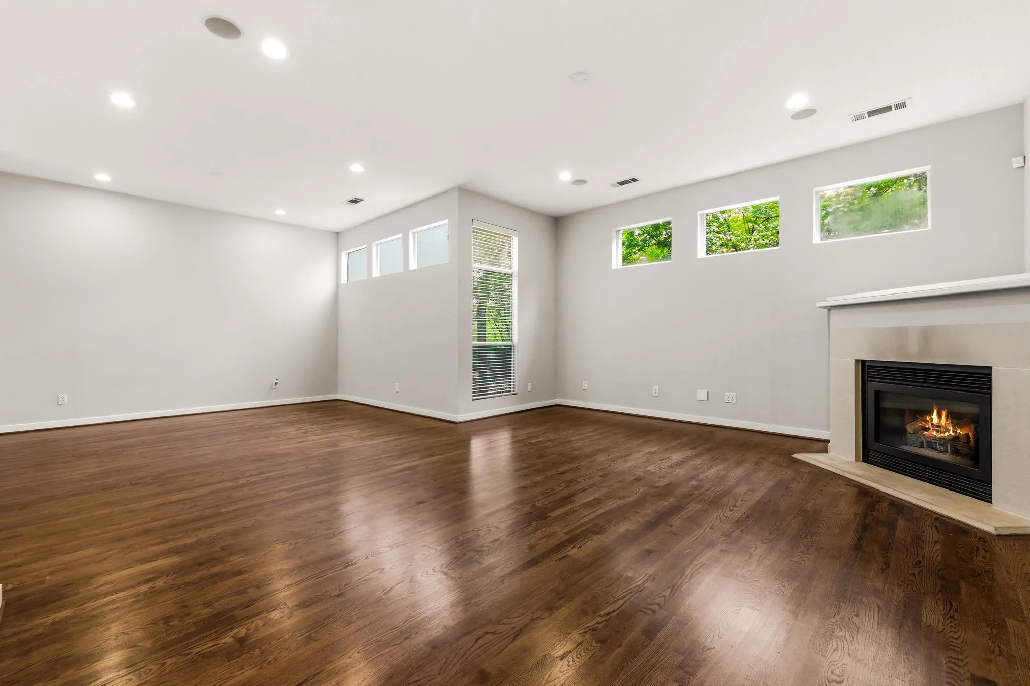 Townhouse For Sale in Dallas County , 3925 Gilbert Avenue C, Dallas, Texas 75219, 3 Bedroom, 3 Bathroom, 2 Garage spaces, 2,677 Sqft, built in 1999, Preowned, mls#21248690, Real Estate Agent in Dallas, Homes For Sale in Dallas county, Homes For Sale in Dallas, Realtor in Dallas Texas, Real Estate Brokerage Independent Realty Texas, Luminita Cordes Realtor
