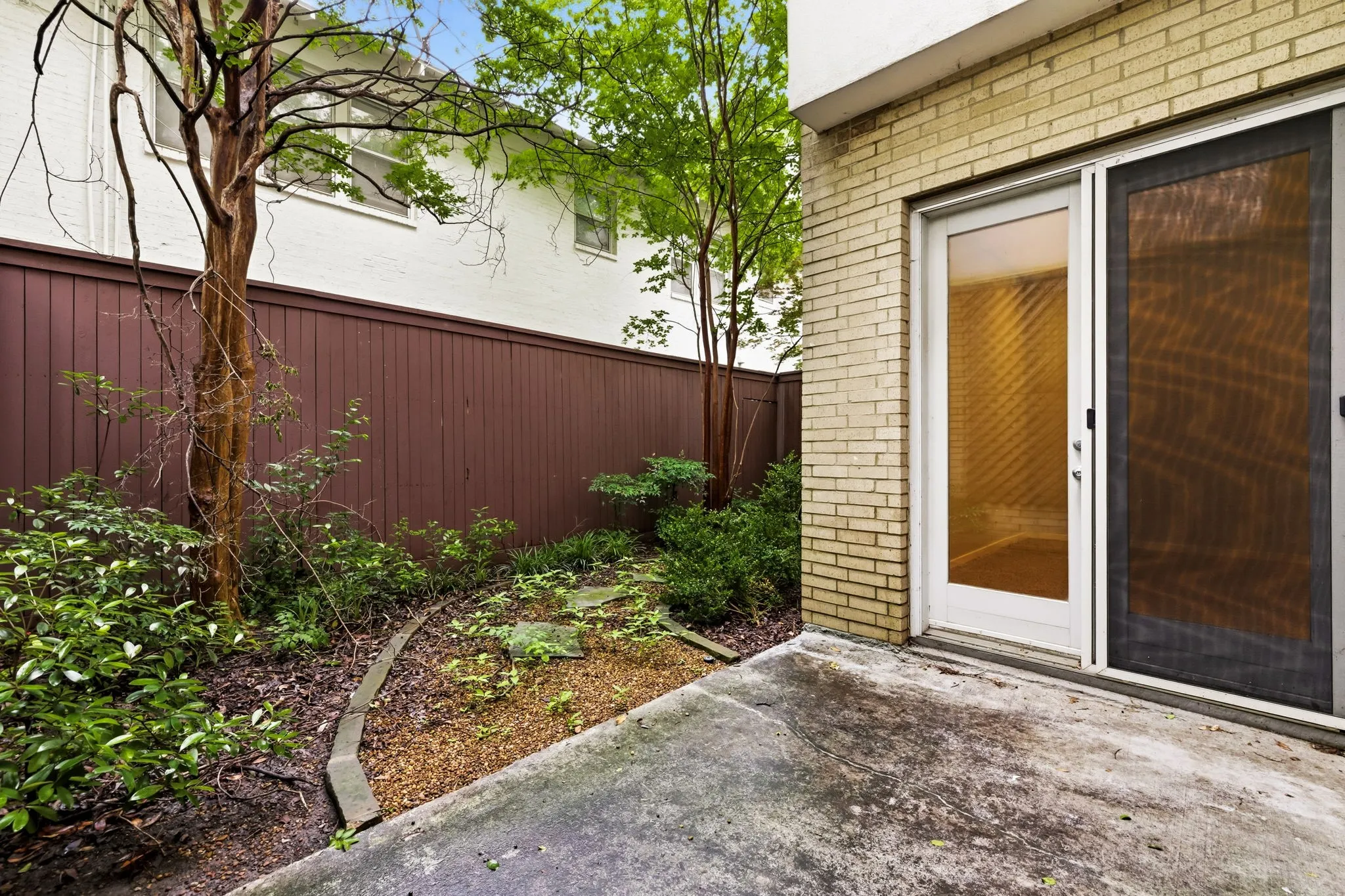 Townhouse For Sale in Dallas County , 3925 Gilbert Avenue C, Dallas, Texas 75219, 3 Bedroom, 3 Bathroom, 2 Garage spaces, 2,677 Sqft, built in 1999, Preowned, mls#21248690, Real Estate Agent in Dallas, Homes For Sale in Dallas county, Homes For Sale in Dallas, Realtor in Dallas Texas, Real Estate Brokerage Independent Realty Texas, Luminita Cordes Realtor