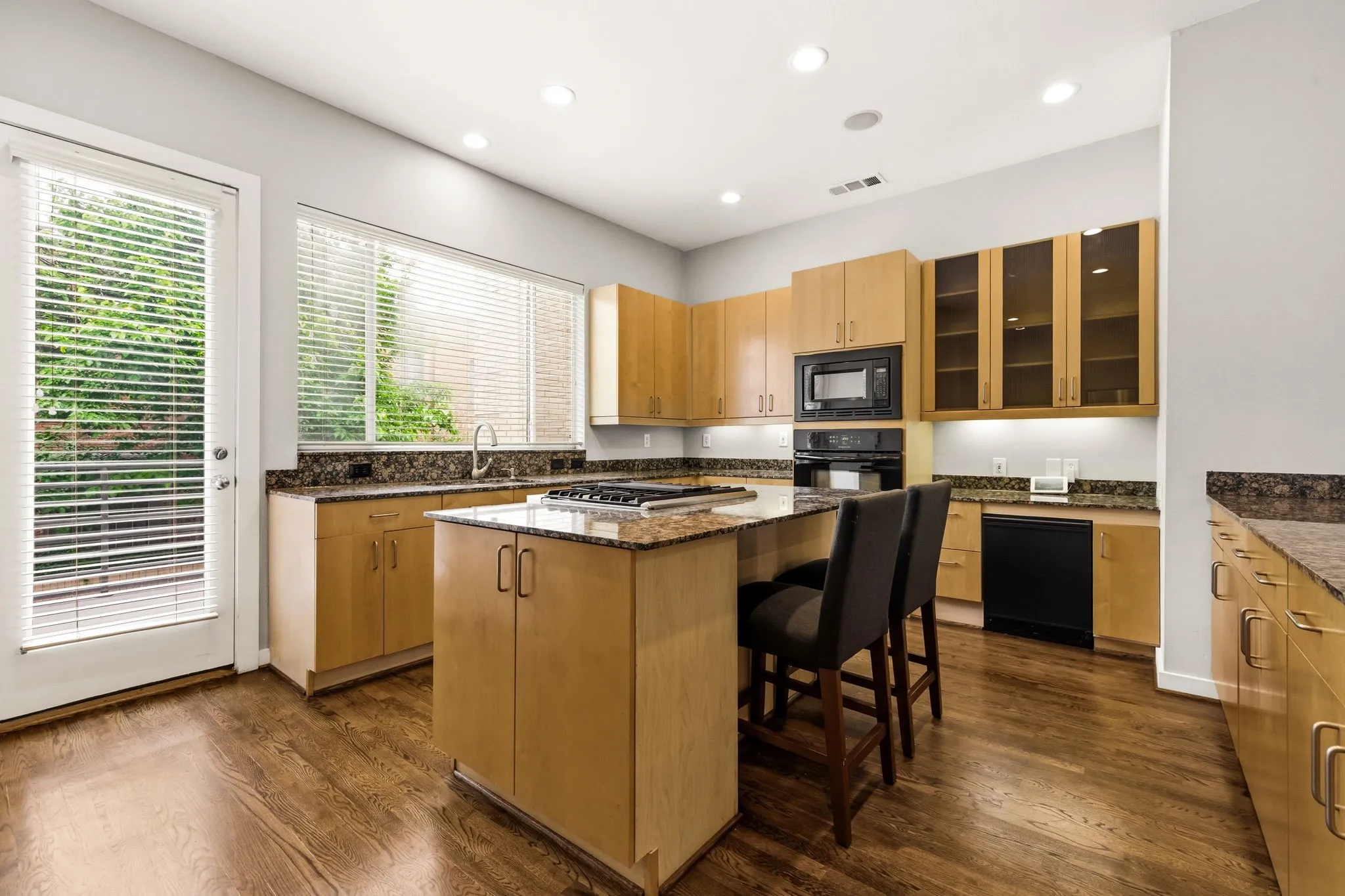 Townhouse For Sale in Dallas County , 3925 Gilbert Avenue C, Dallas, Texas 75219, 3 Bedroom, 3 Bathroom, 2 Garage spaces, 2,677 Sqft, built in 1999, Preowned, mls#21248690, Real Estate Agent in Dallas, Homes For Sale in Dallas county, Homes For Sale in Dallas, Realtor in Dallas Texas, Real Estate Brokerage Independent Realty Texas, Luminita Cordes Realtor