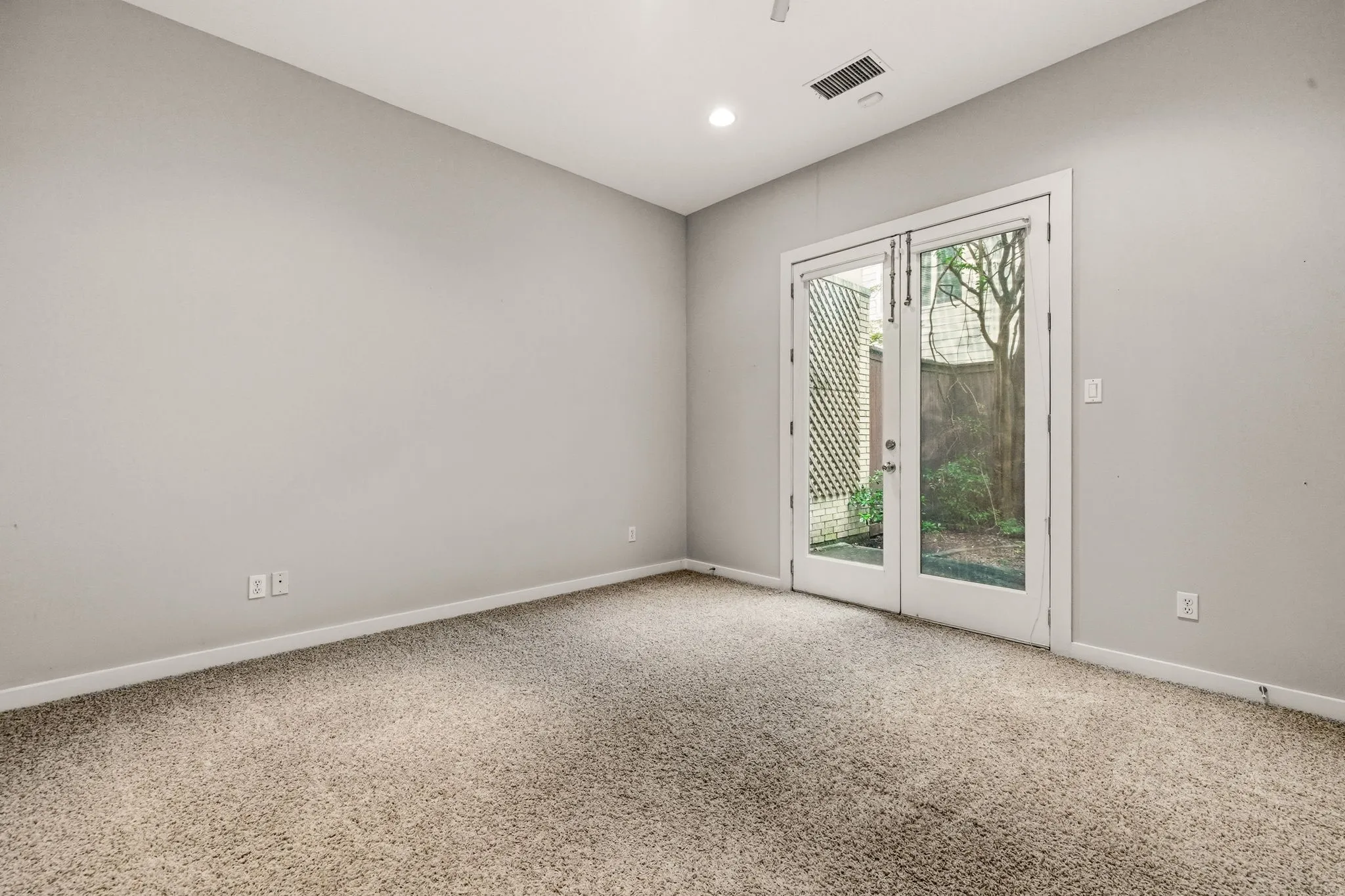 Townhouse For Sale in Dallas County , 3925 Gilbert Avenue C, Dallas, Texas 75219, 3 Bedroom, 3 Bathroom, 2 Garage spaces, 2,677 Sqft, built in 1999, Preowned, mls#21248690, Real Estate Agent in Dallas, Homes For Sale in Dallas county, Homes For Sale in Dallas, Realtor in Dallas Texas, Real Estate Brokerage Independent Realty Texas, Luminita Cordes Realtor