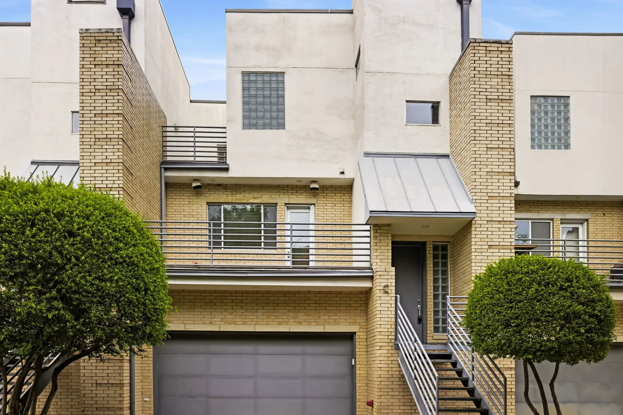 Townhouse For Sale in Dallas County , 3925 Gilbert Avenue C, Dallas, Texas 75219, 3 Bedroom, 3 Bathroom, 2 Garage spaces, 2,677 Sqft, built in 1999, Preowned, mls#21248690, Real Estate Agent in Dallas, Homes For Sale in Dallas county, Homes For Sale in Dallas, Realtor in Dallas Texas, Real Estate Brokerage Independent Realty Texas, Luminita Cordes Realtor