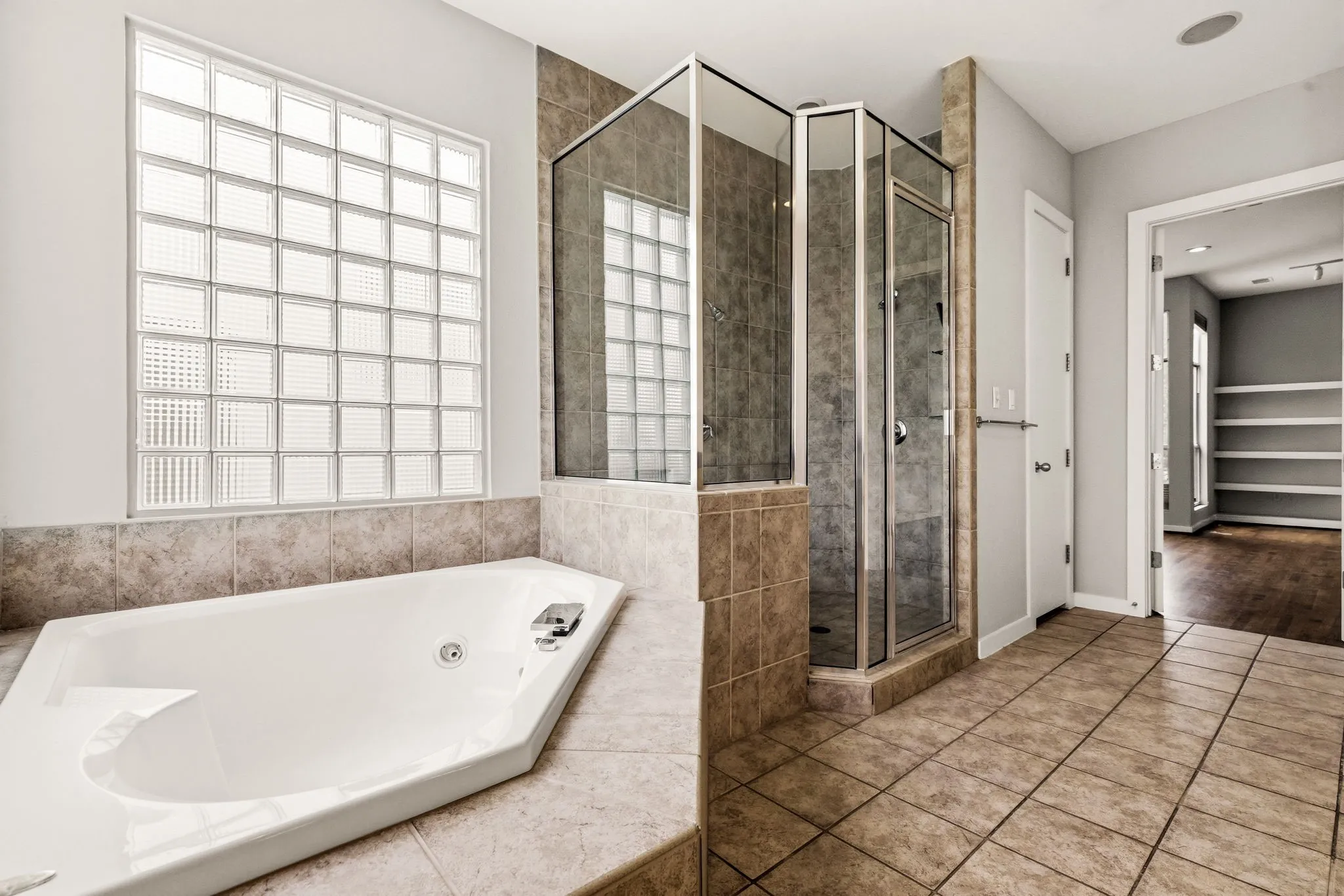Townhouse For Sale in Dallas County , 3925 Gilbert Avenue C, Dallas, Texas 75219, 3 Bedroom, 3 Bathroom, 2 Garage spaces, 2,677 Sqft, built in 1999, Preowned, mls#21248690, Real Estate Agent in Dallas, Homes For Sale in Dallas county, Homes For Sale in Dallas, Realtor in Dallas Texas, Real Estate Brokerage Independent Realty Texas, Luminita Cordes Realtor