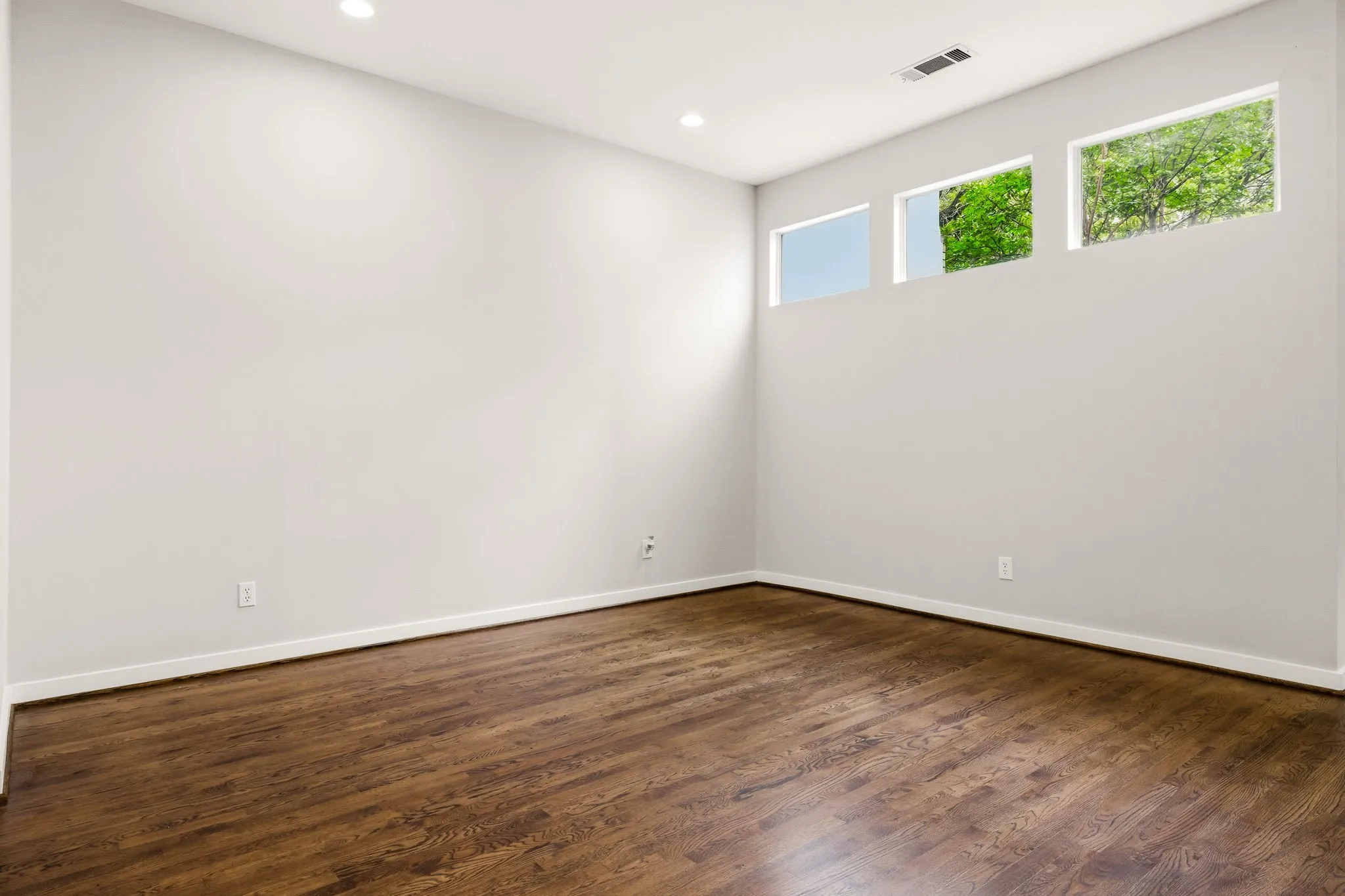 Townhouse For Sale in Dallas County , 3925 Gilbert Avenue C, Dallas, Texas 75219, 3 Bedroom, 3 Bathroom, 2 Garage spaces, 2,677 Sqft, built in 1999, Preowned, mls#21248690, Real Estate Agent in Dallas, Homes For Sale in Dallas county, Homes For Sale in Dallas, Realtor in Dallas Texas, Real Estate Brokerage Independent Realty Texas, Luminita Cordes Realtor