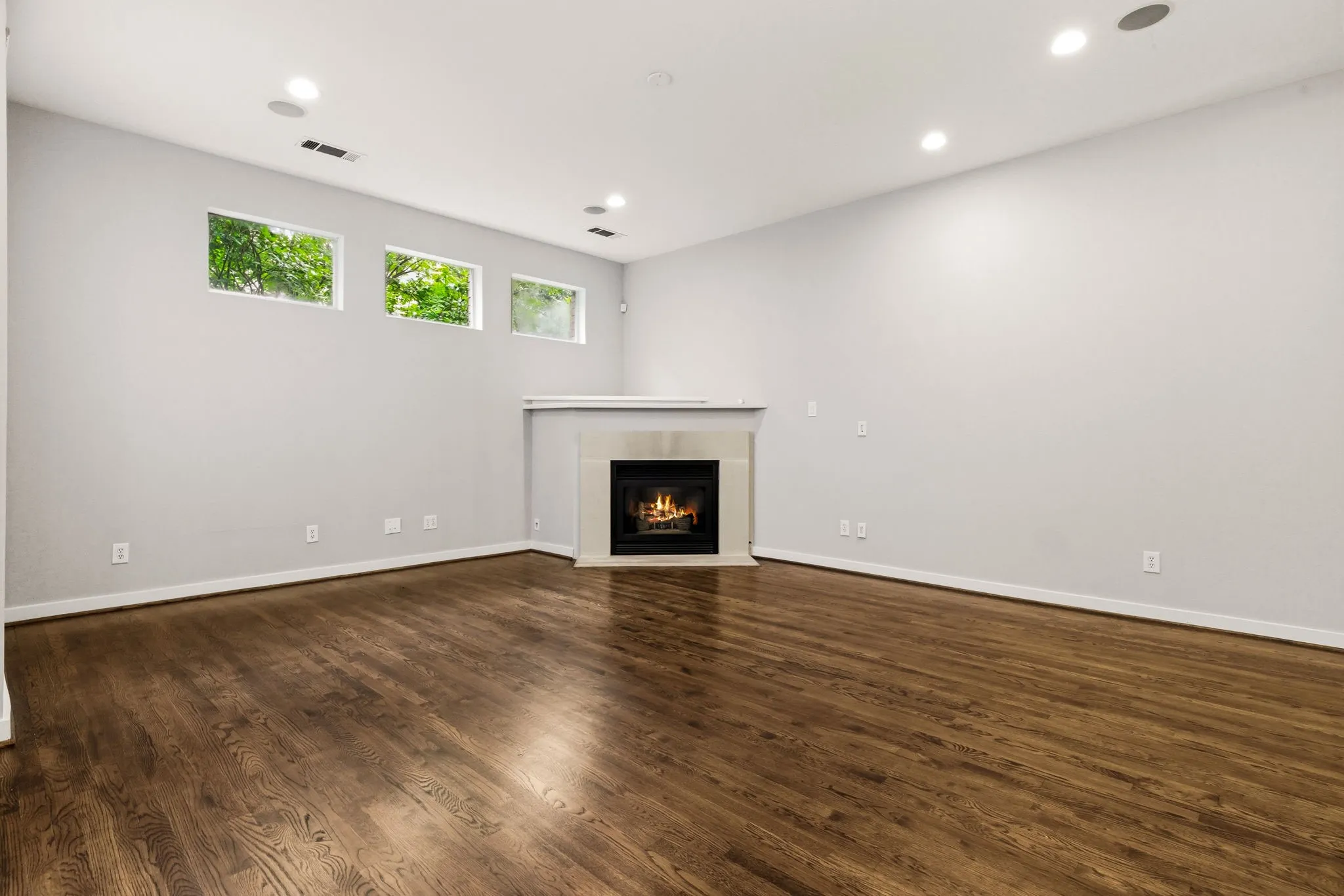 Townhouse For Sale in Dallas County , 3925 Gilbert Avenue C, Dallas, Texas 75219, 3 Bedroom, 3 Bathroom, 2 Garage spaces, 2,677 Sqft, built in 1999, Preowned, mls#21248690, Real Estate Agent in Dallas, Homes For Sale in Dallas county, Homes For Sale in Dallas, Realtor in Dallas Texas, Real Estate Brokerage Independent Realty Texas, Luminita Cordes Realtor